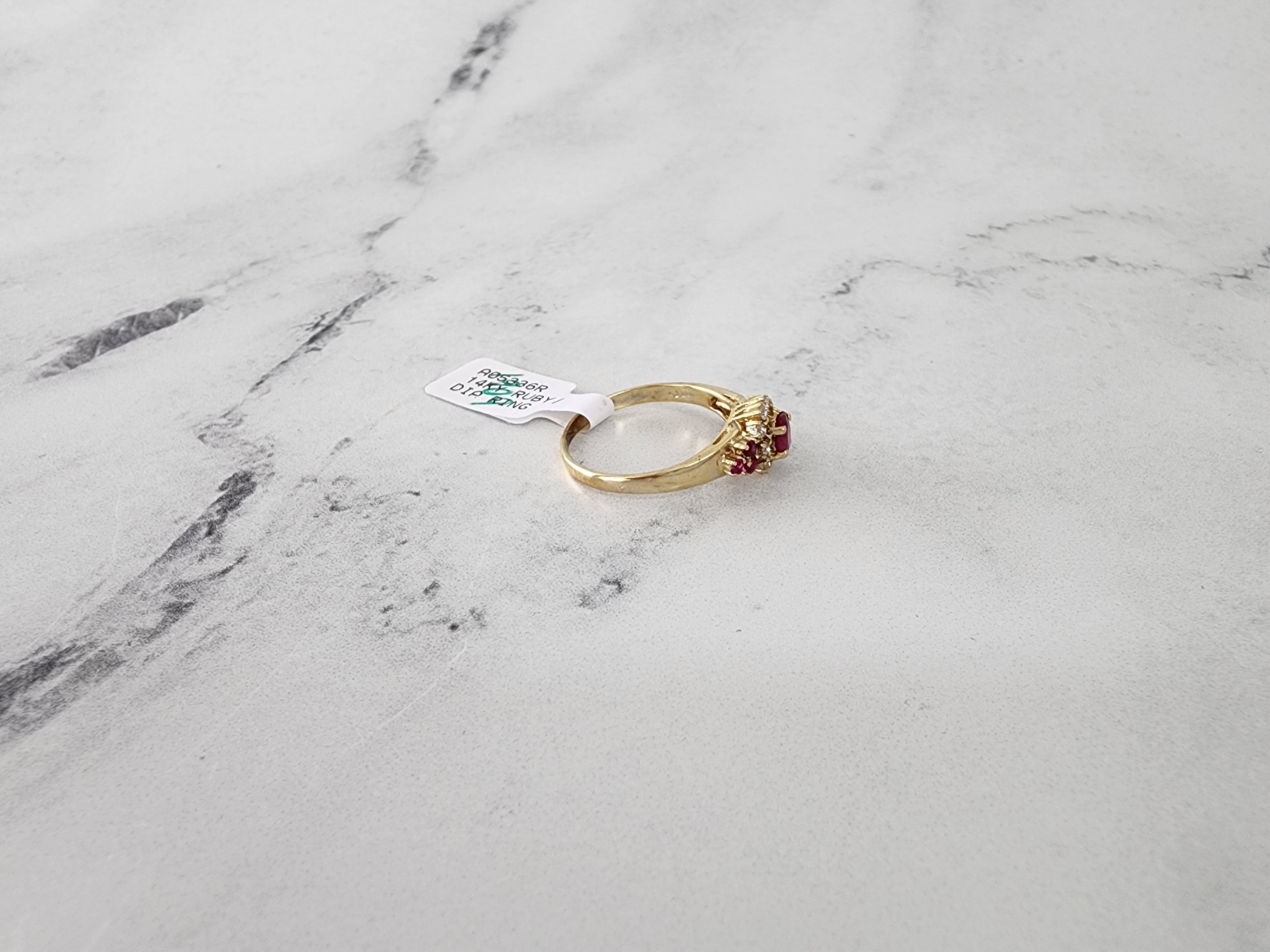 Anillo de compromiso vintage con racimo de diamantes y rubíes