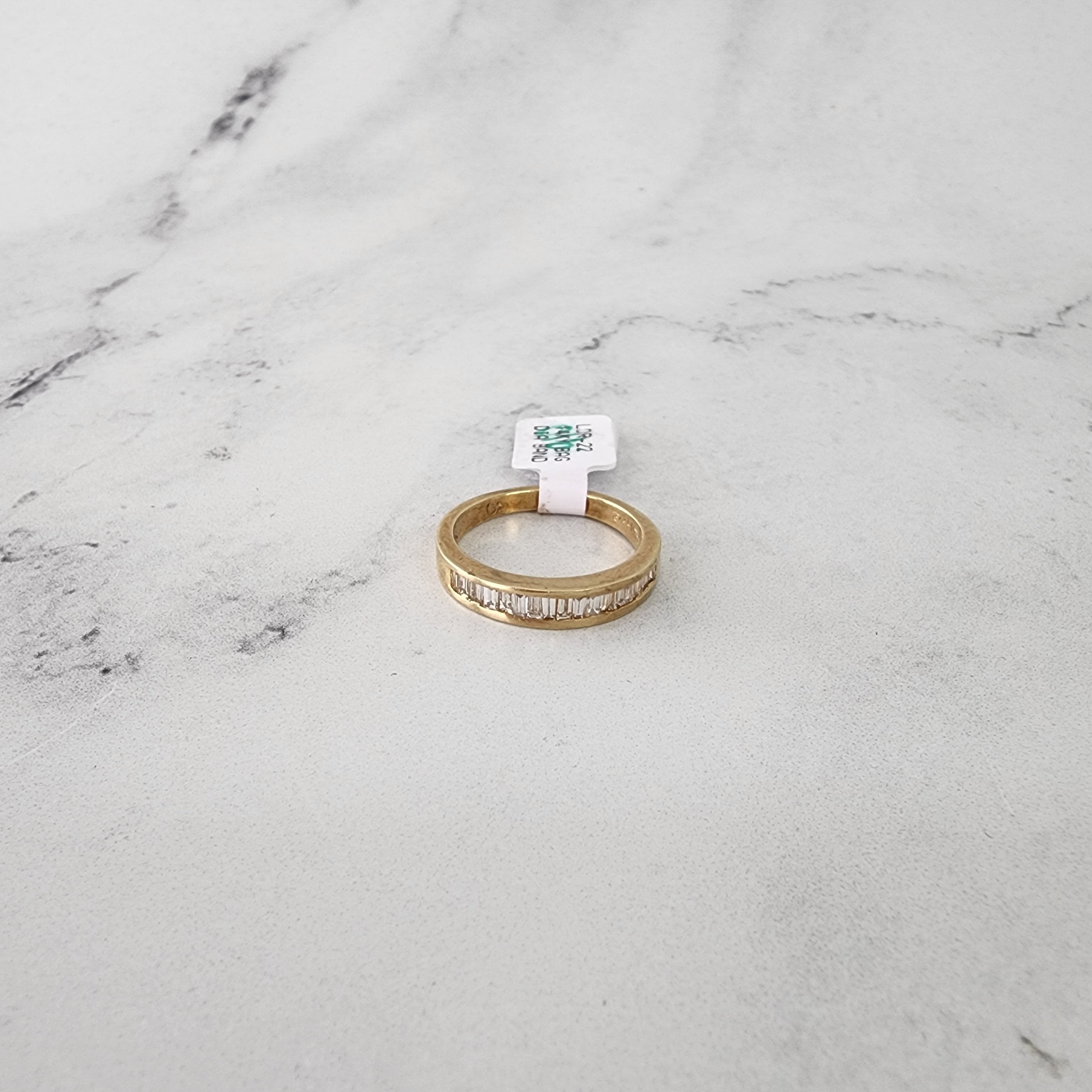 Alianza de boda con diamantes de talla baguette cónica y diseño acentuado en oro de dos tonos de 14 k