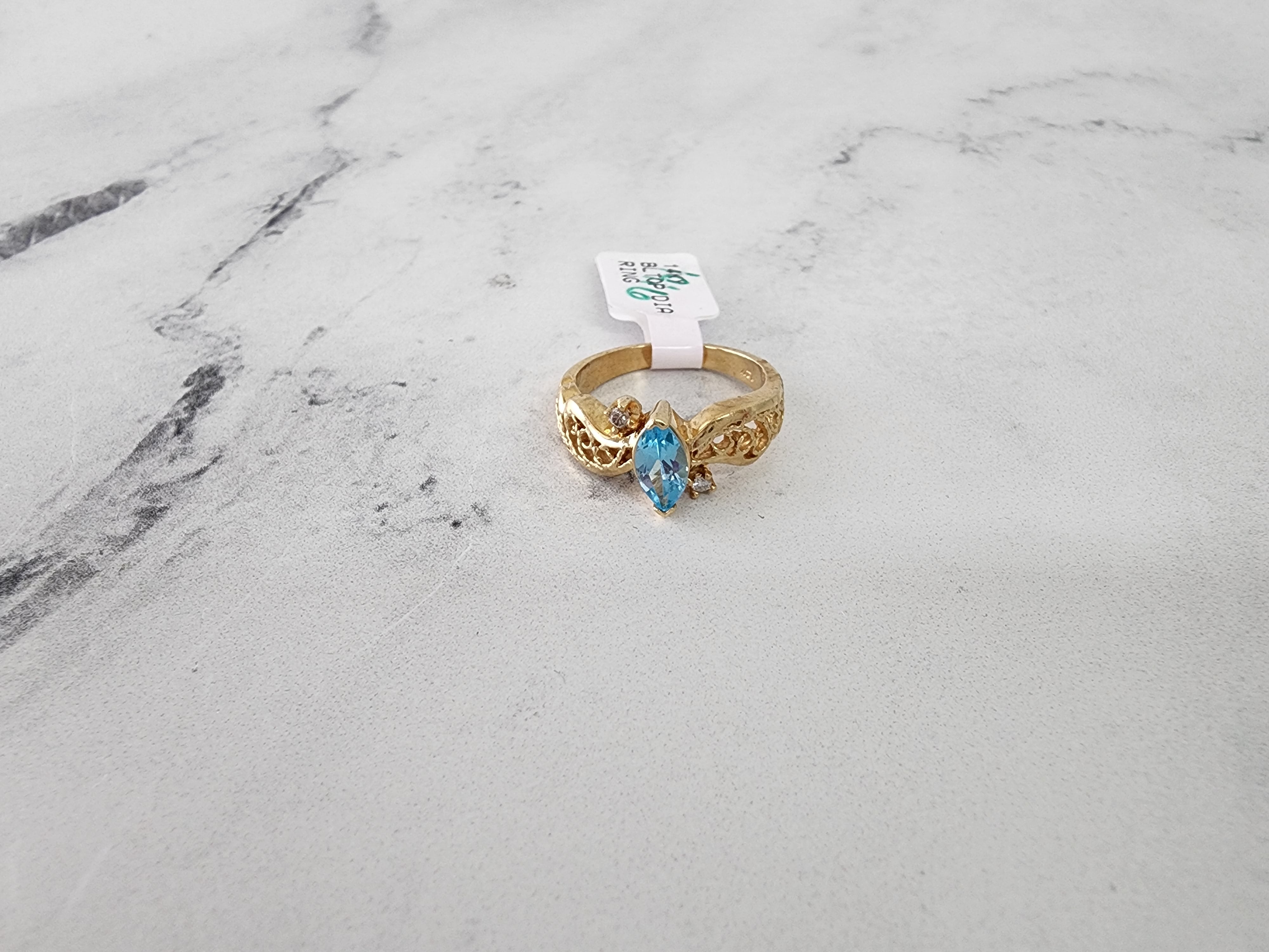 Anillo de topacio azul marquesa con detalles de diamantes en oro amarillo de 14 k