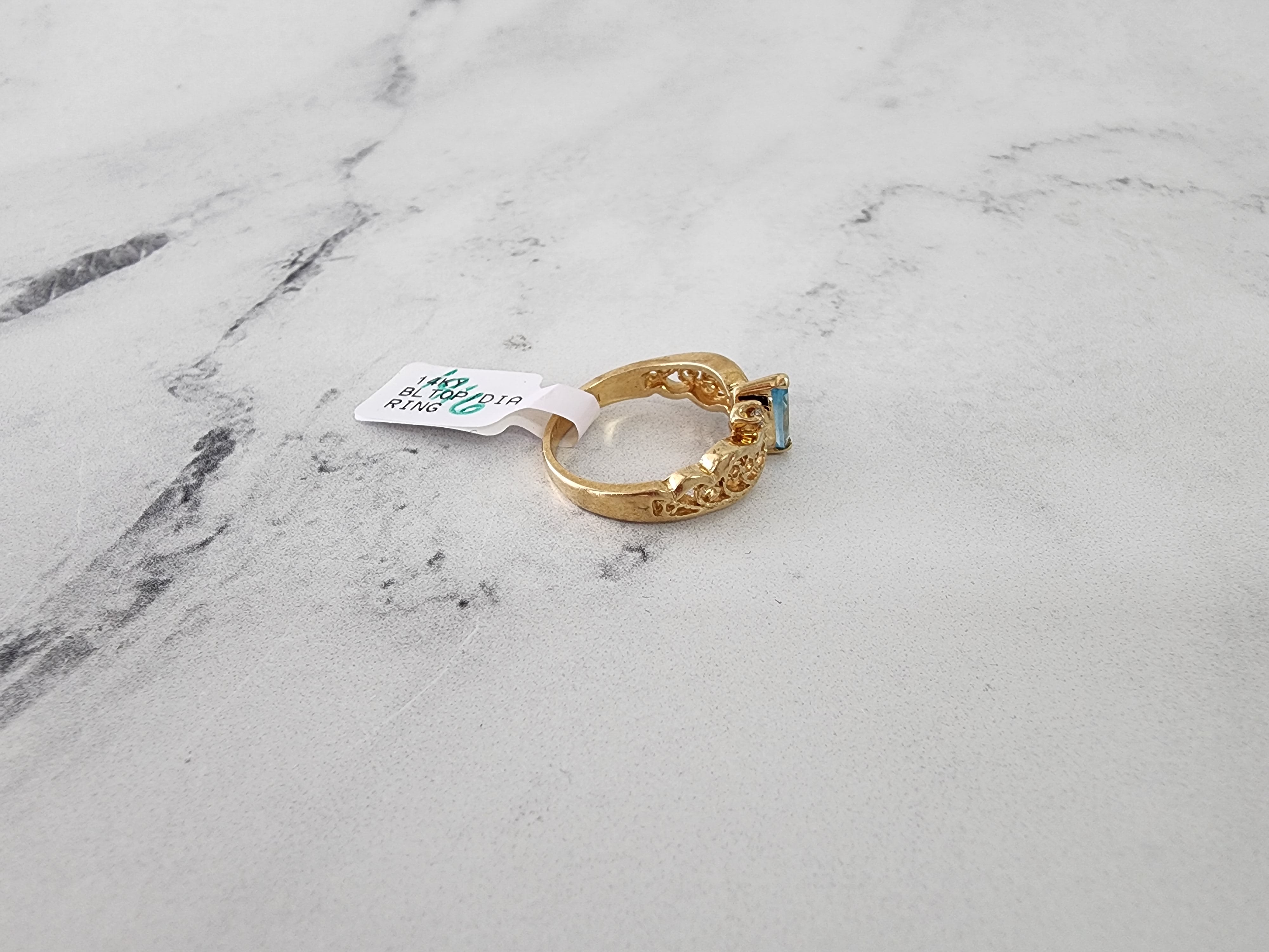 Anillo de topacio azul marquesa con detalles de diamantes en oro amarillo de 14 k