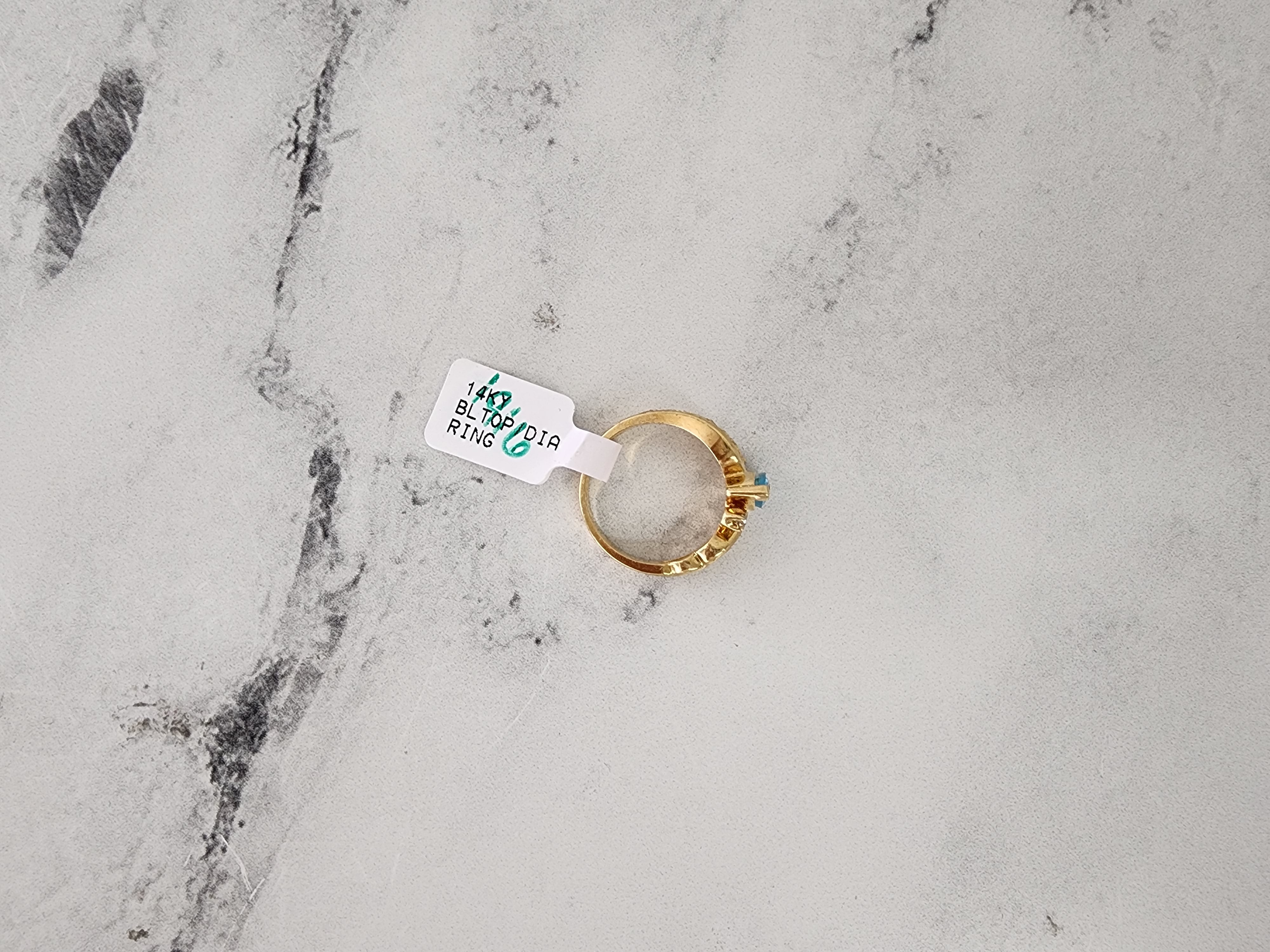 Anillo de topacio azul marquesa con detalles de diamantes en oro amarillo de 14 k