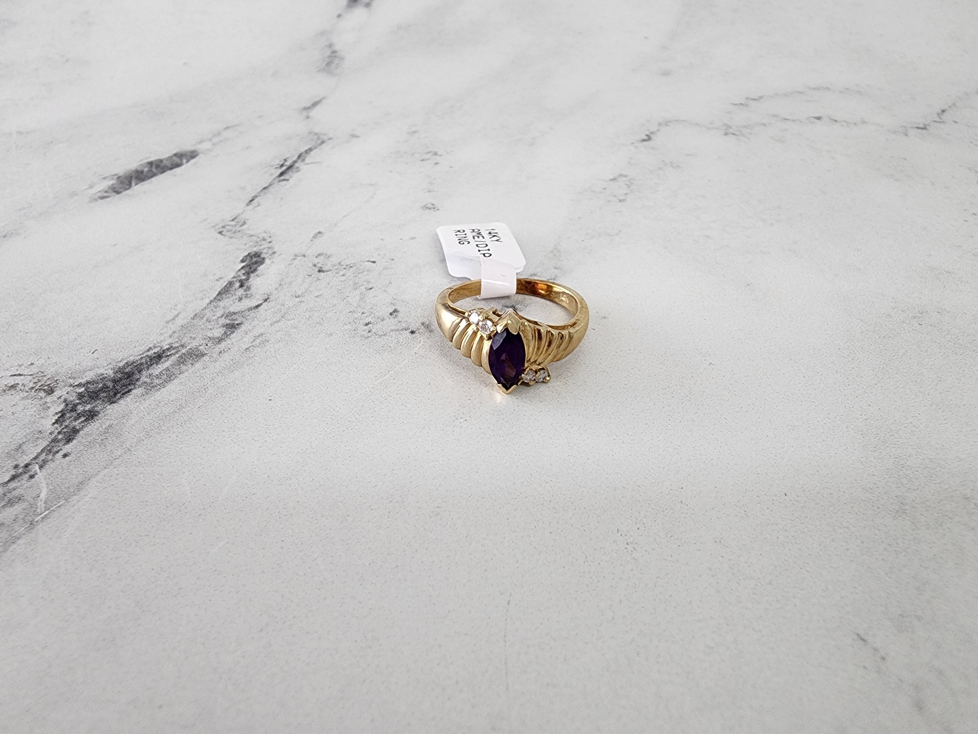 Anillo de oro con amatista marquesa en oro amarillo de 14 k