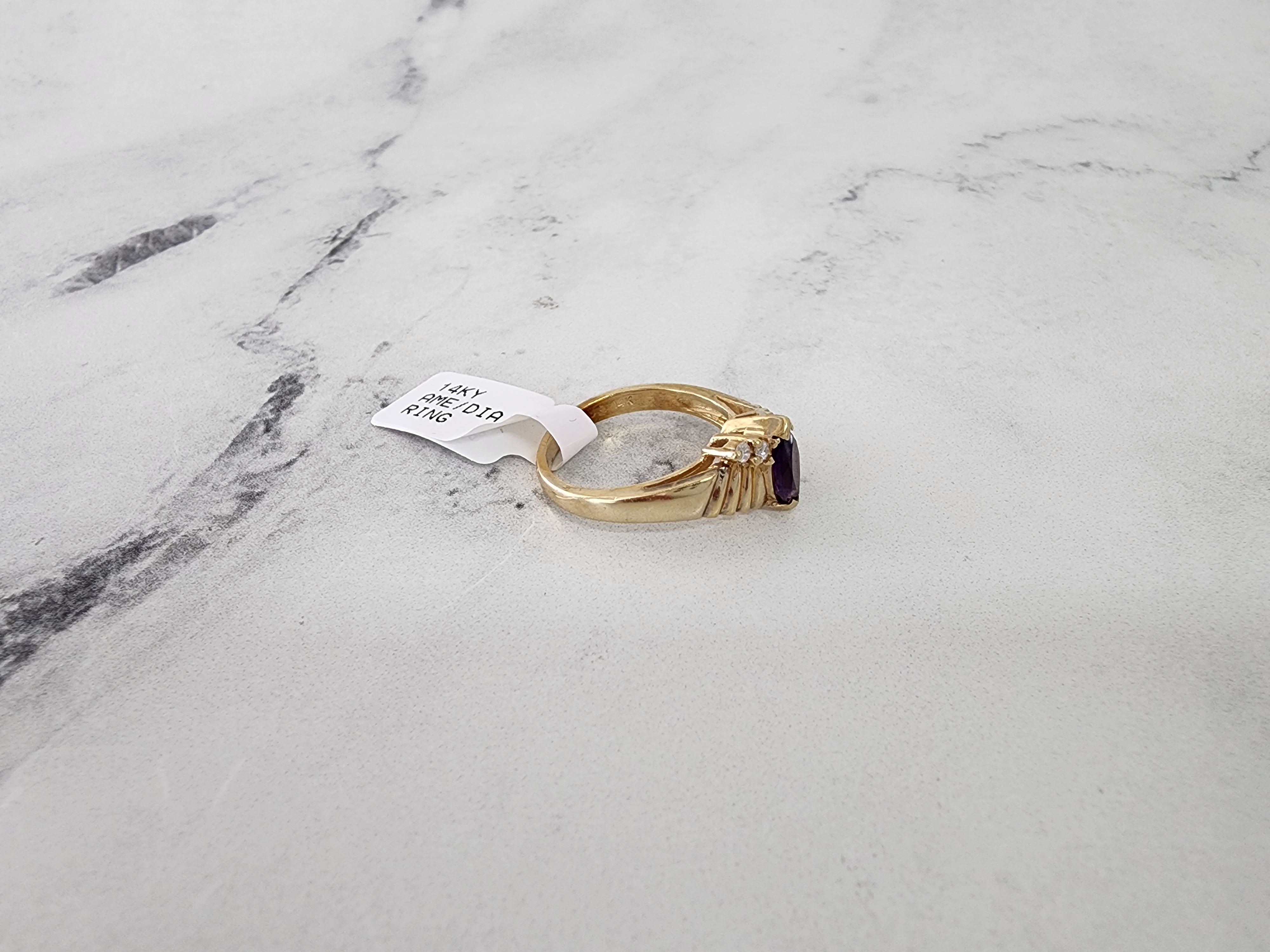 Anillo de oro con amatista marquesa en oro amarillo de 14 k