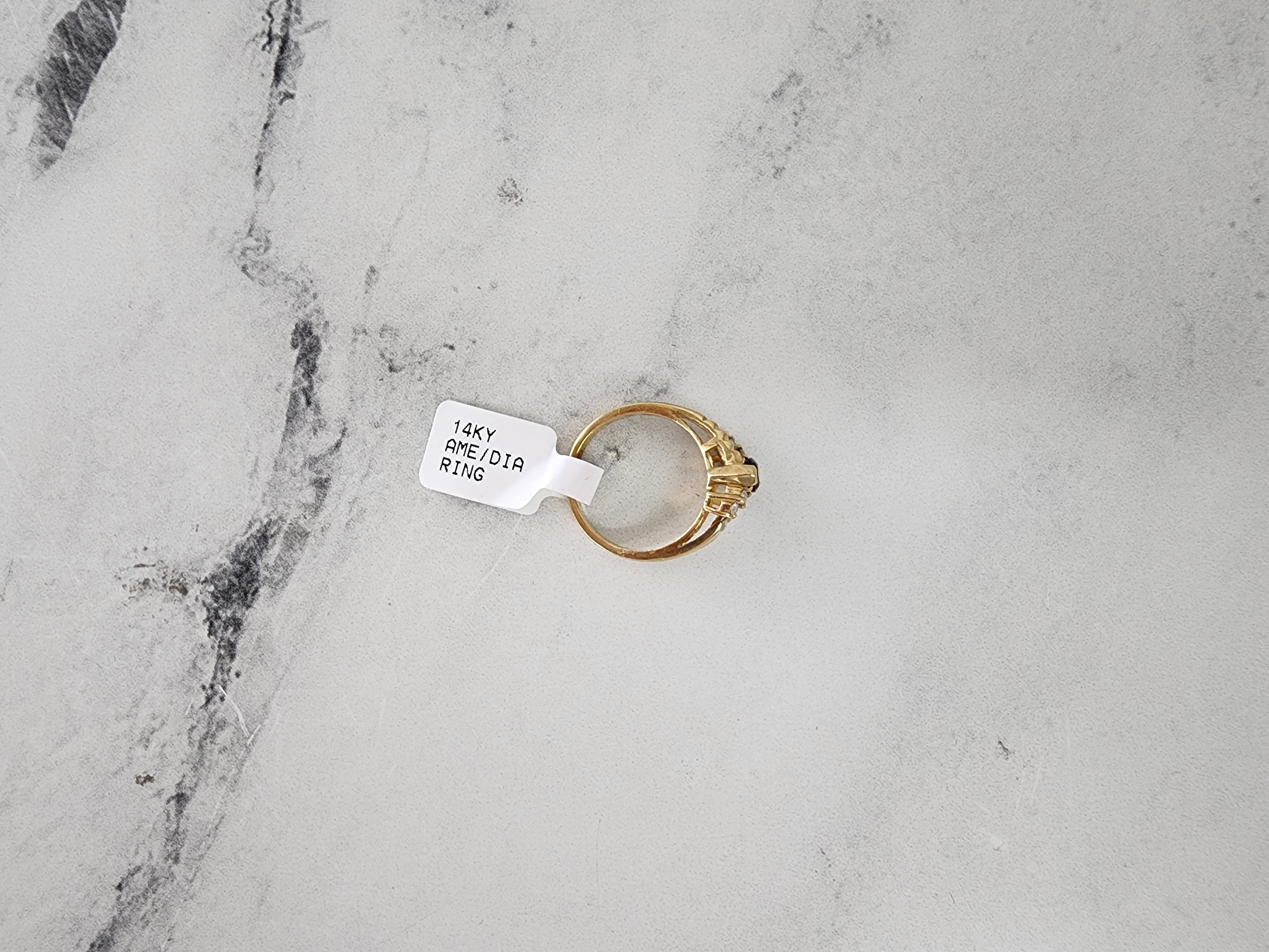 Anillo de oro con amatista marquesa en oro amarillo de 14 k
