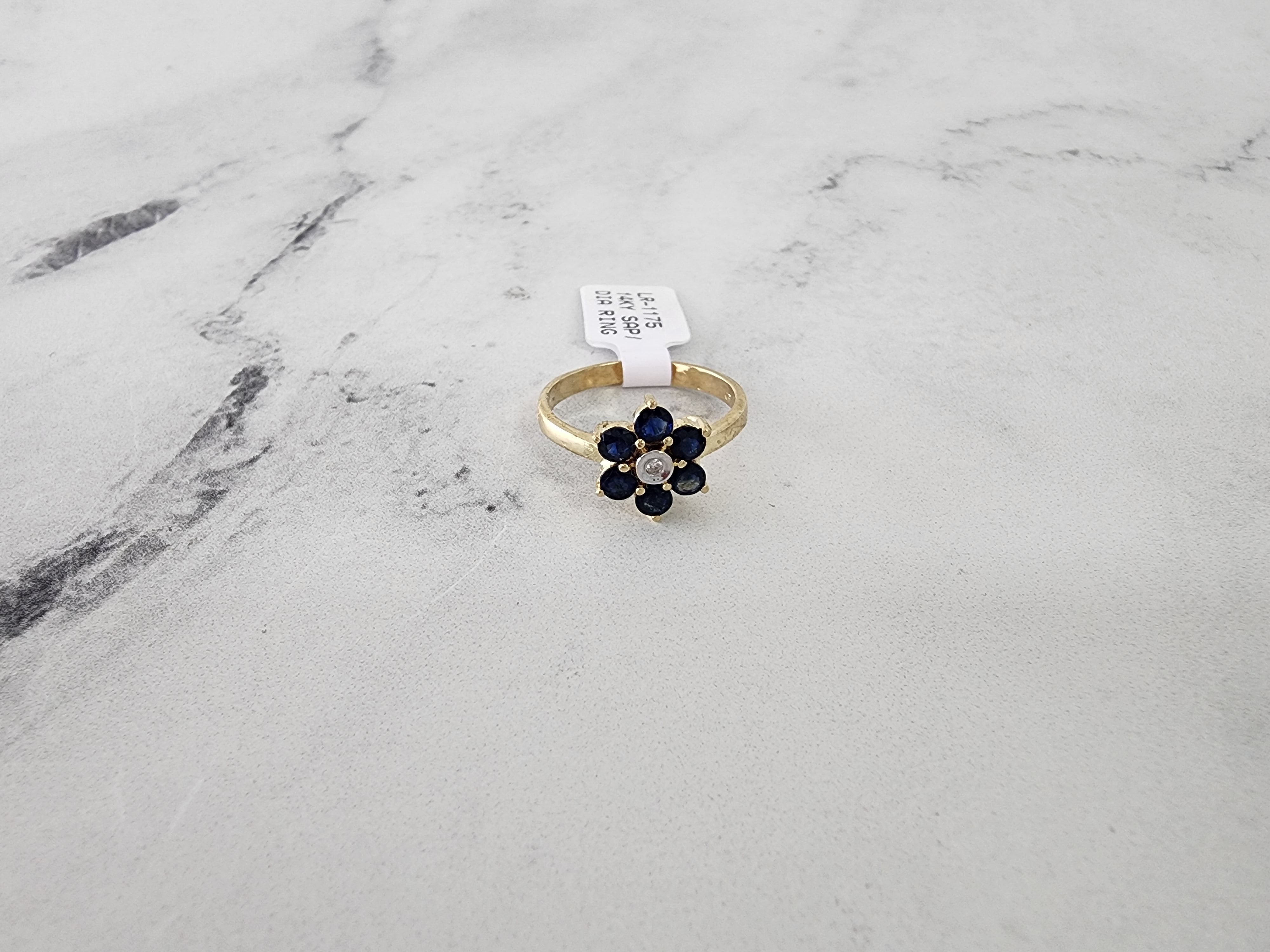 Anillo de oro amarillo de 14 quilates con forma de flor de zafiro