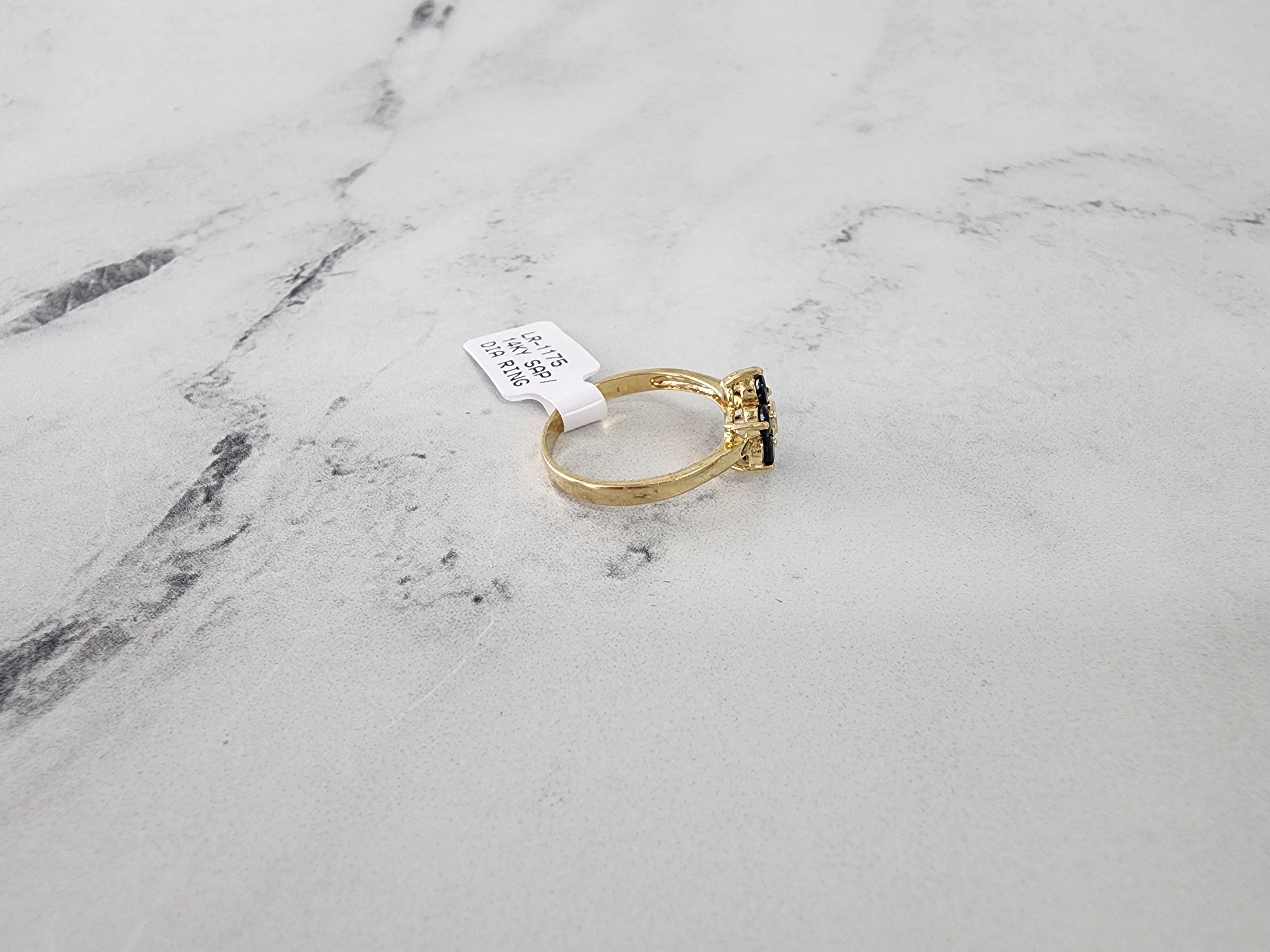 Anillo de oro amarillo de 14 quilates con forma de flor de zafiro