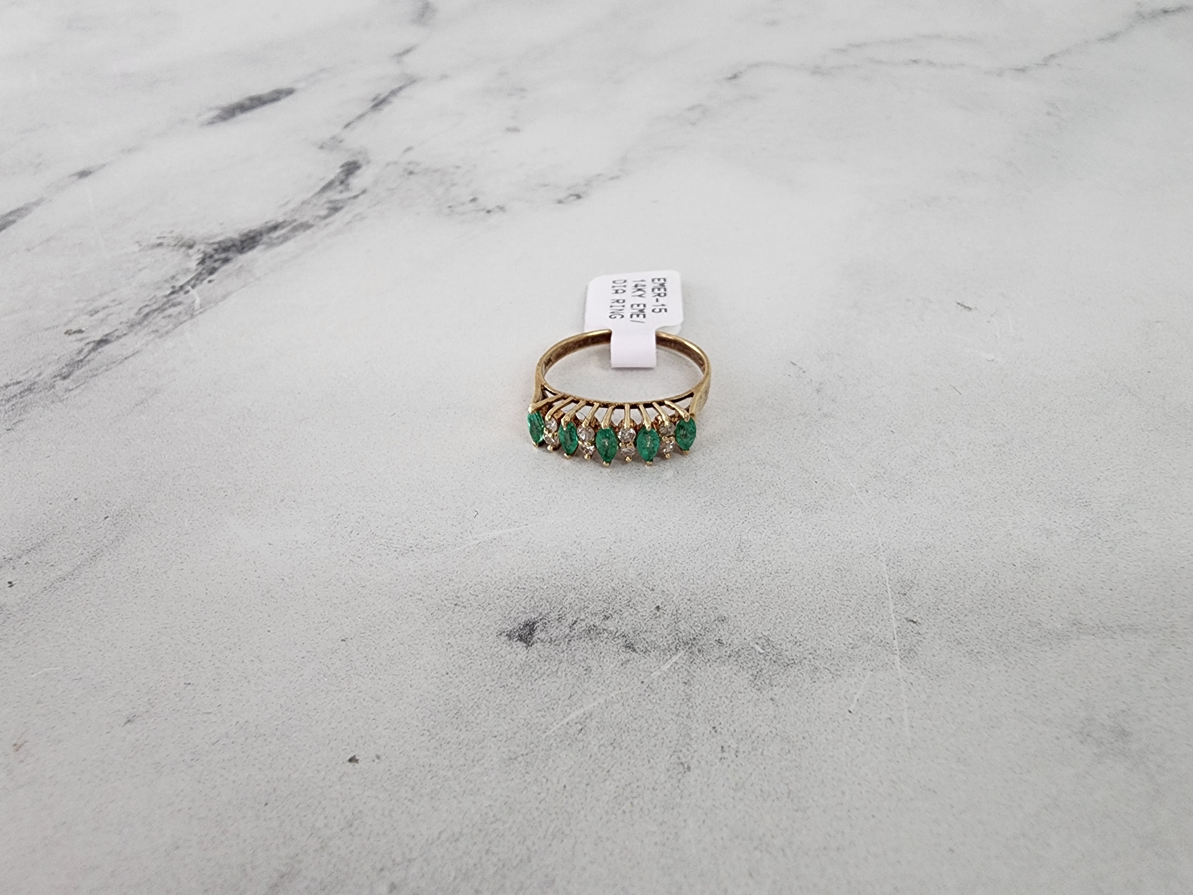 Alianza de boda con diamantes y esmeralda de talla marquesa