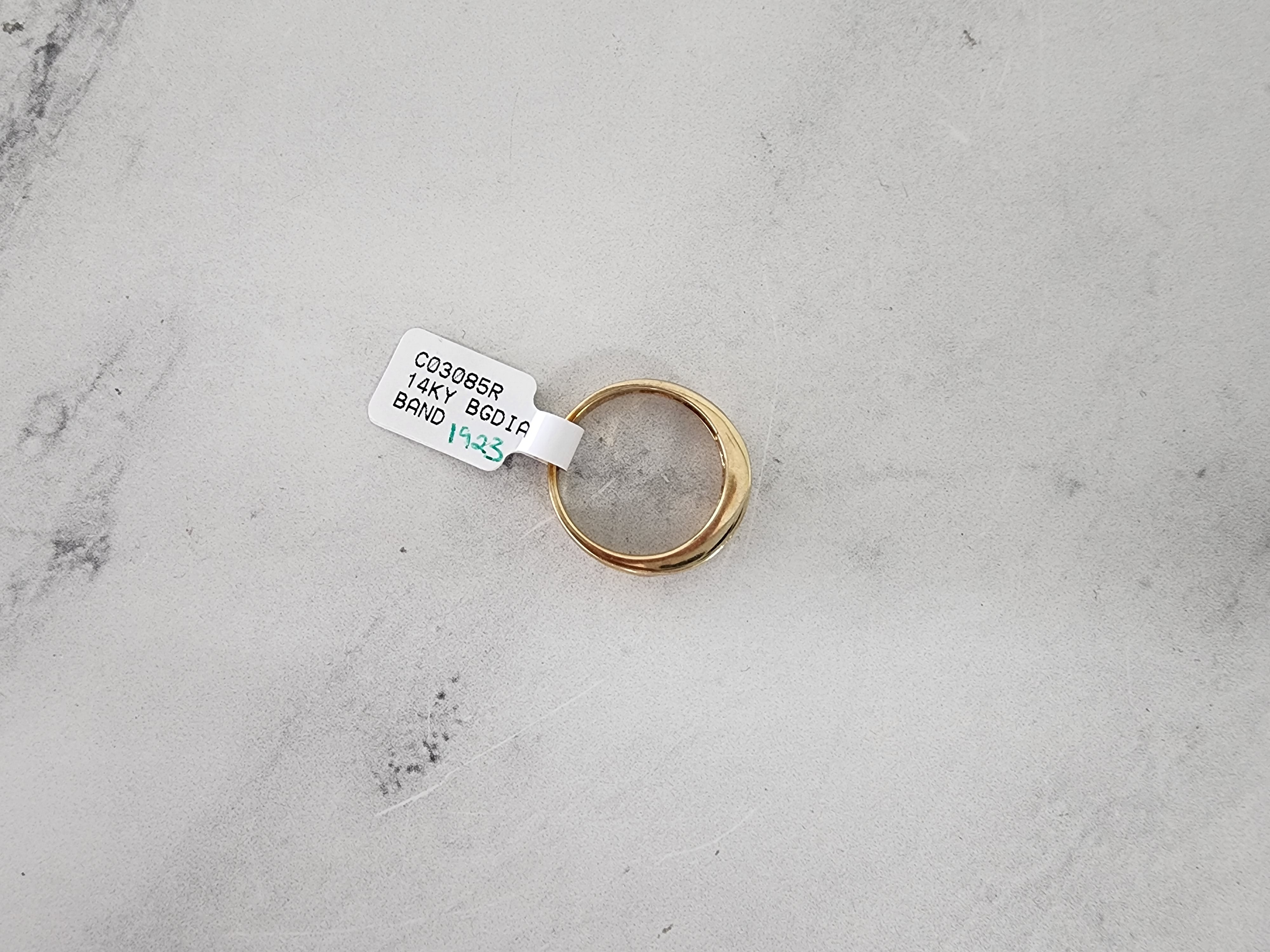 Alianza de boda con diamantes en forma de canal baguette de 5 mm en oro amarillo de 14 k