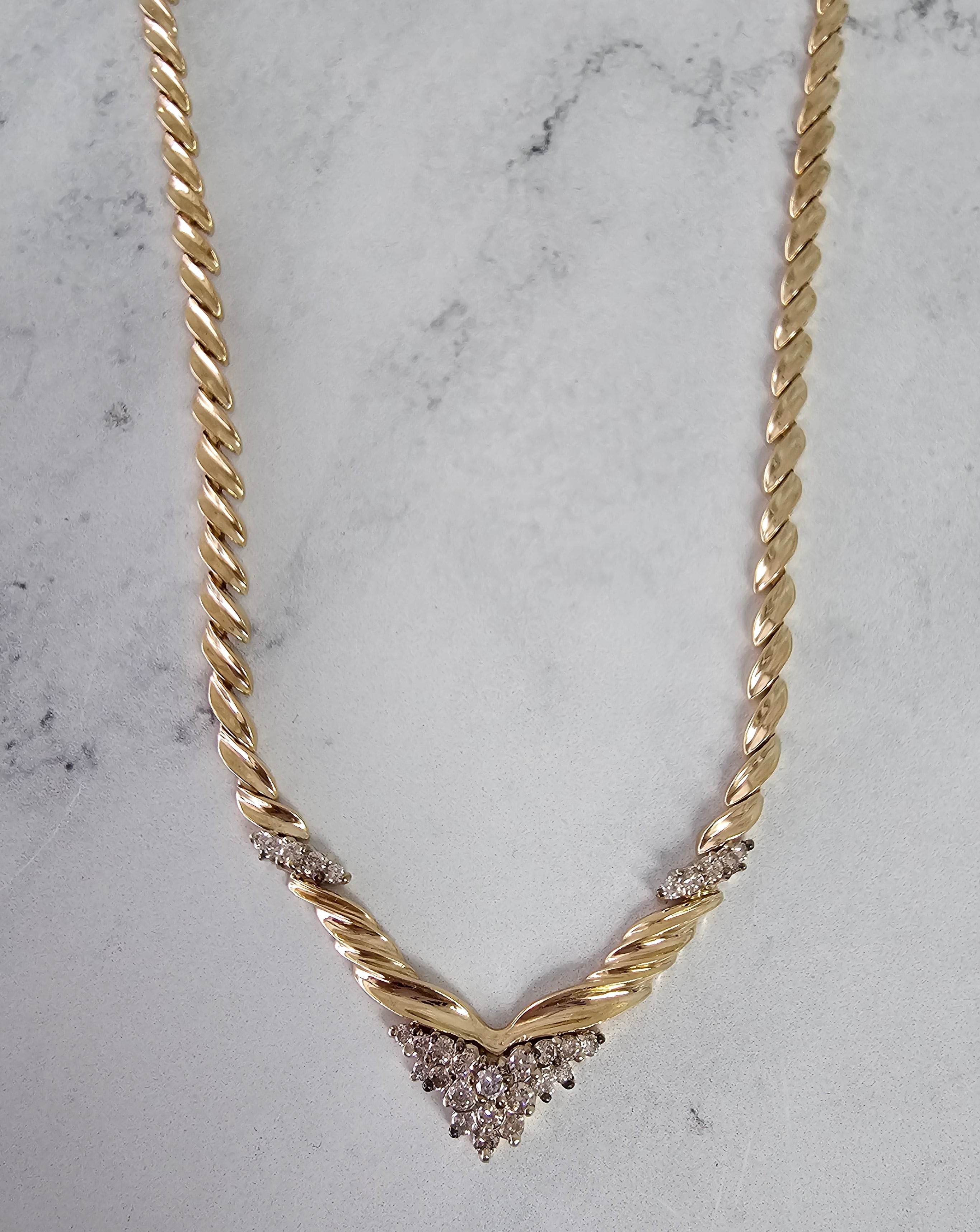 Collar estilo vintage con diamantes de dos tonos en forma de "V"