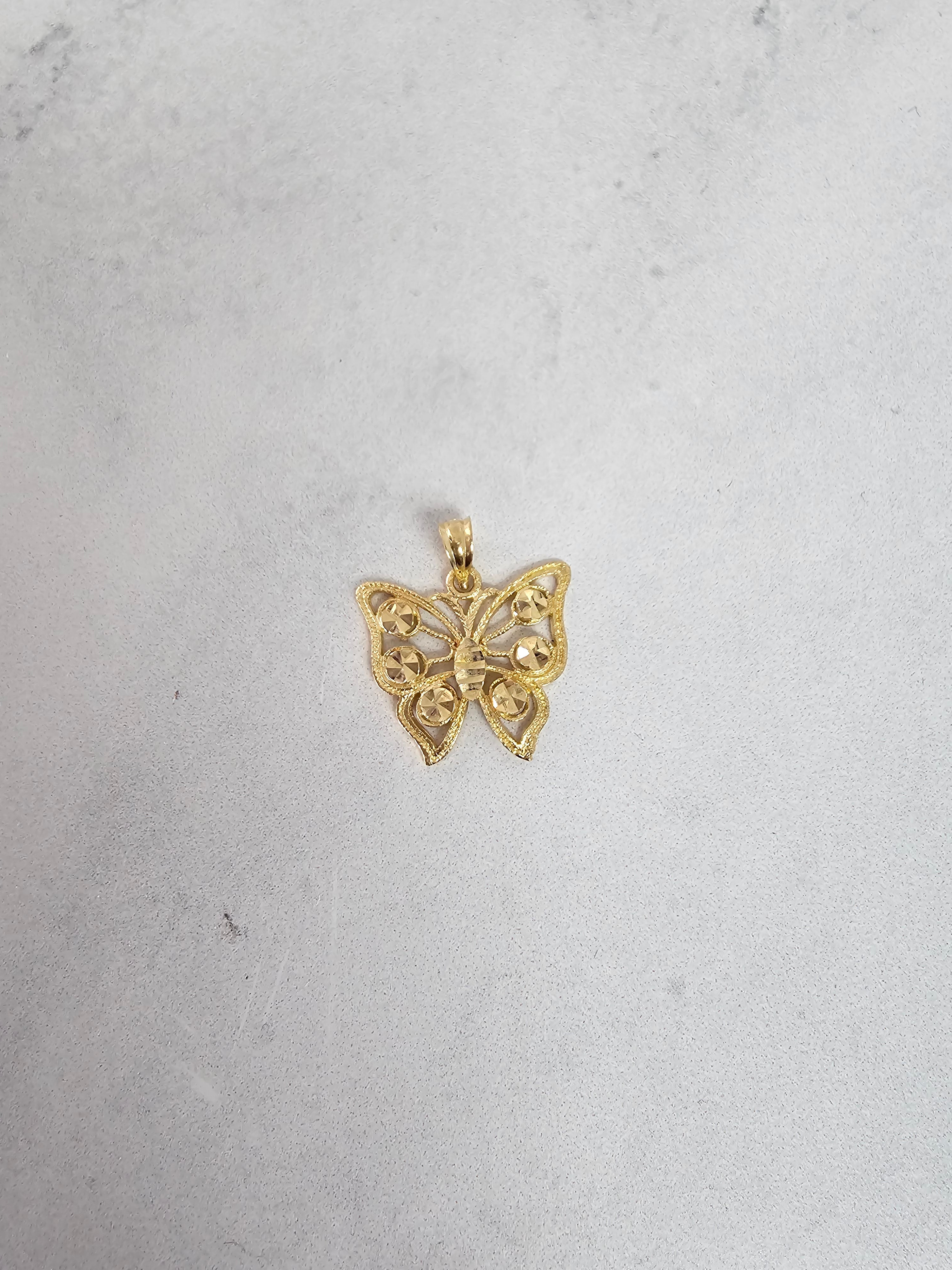 Collar de mariposa con diseño ornamentado y cortes de diamantes