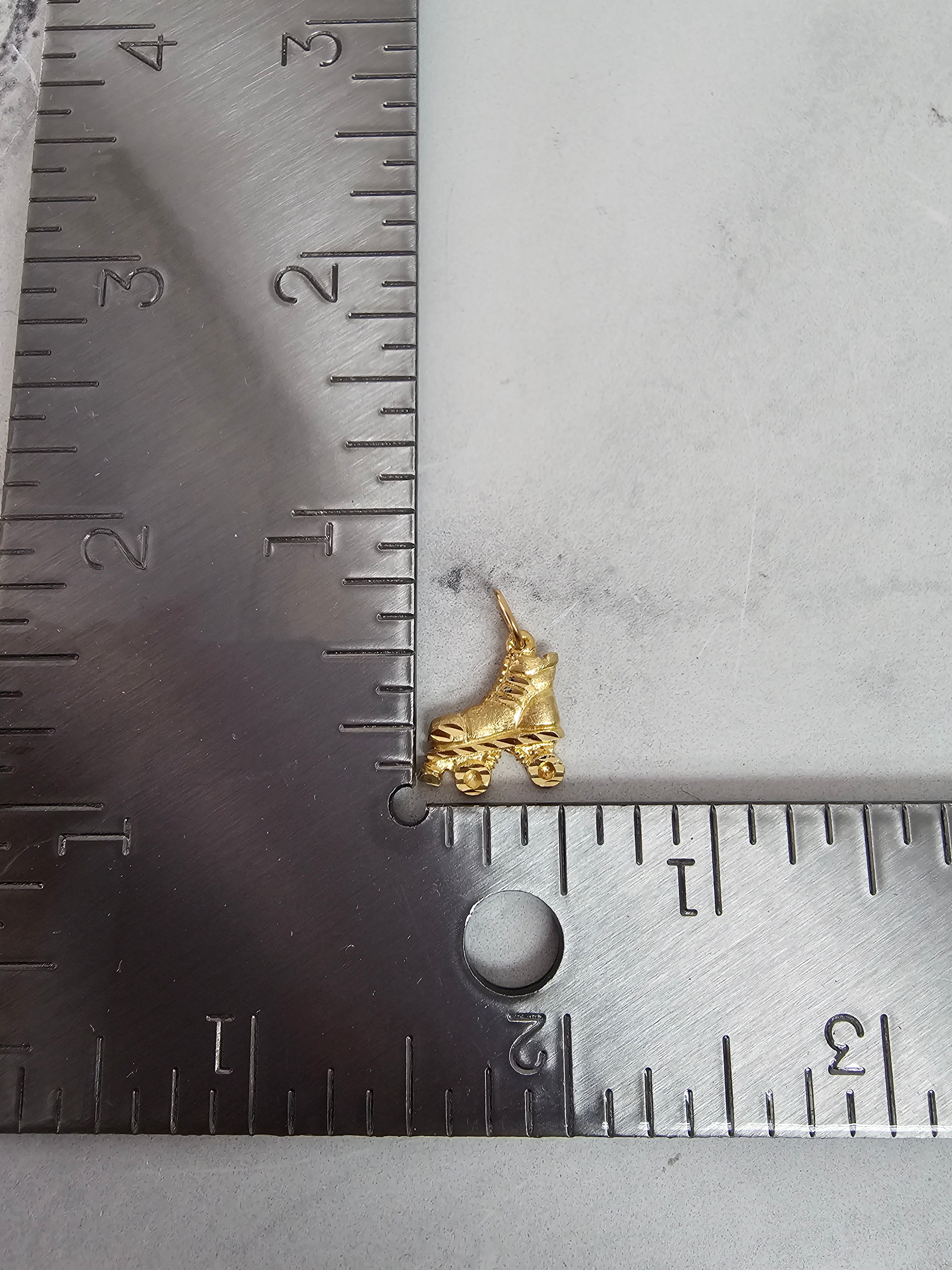 Charm de patinador con cortes de diamantes en oro amarillo de 14 k