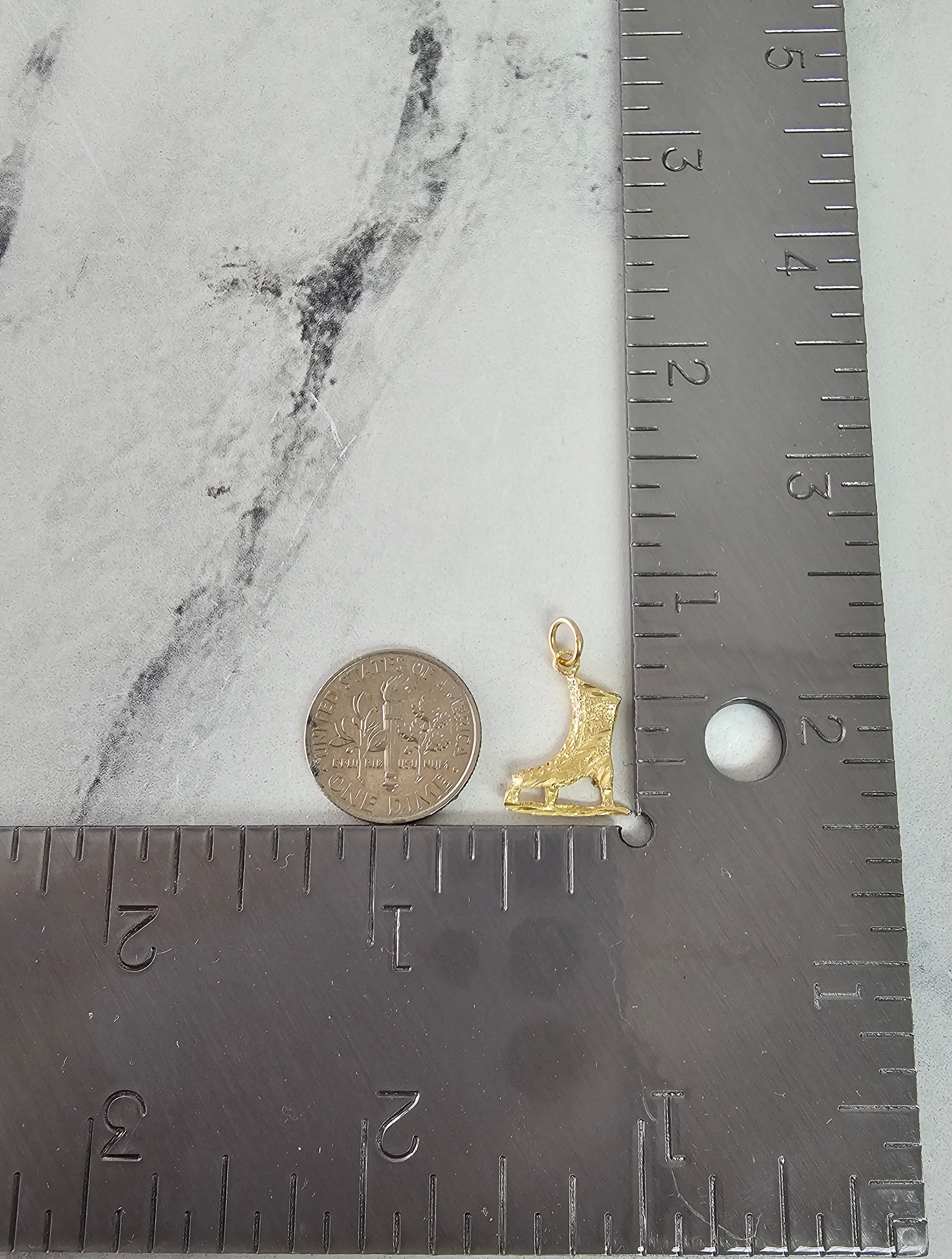 Charm de patines de hielo con acabado cepillado y cortes de diamantes