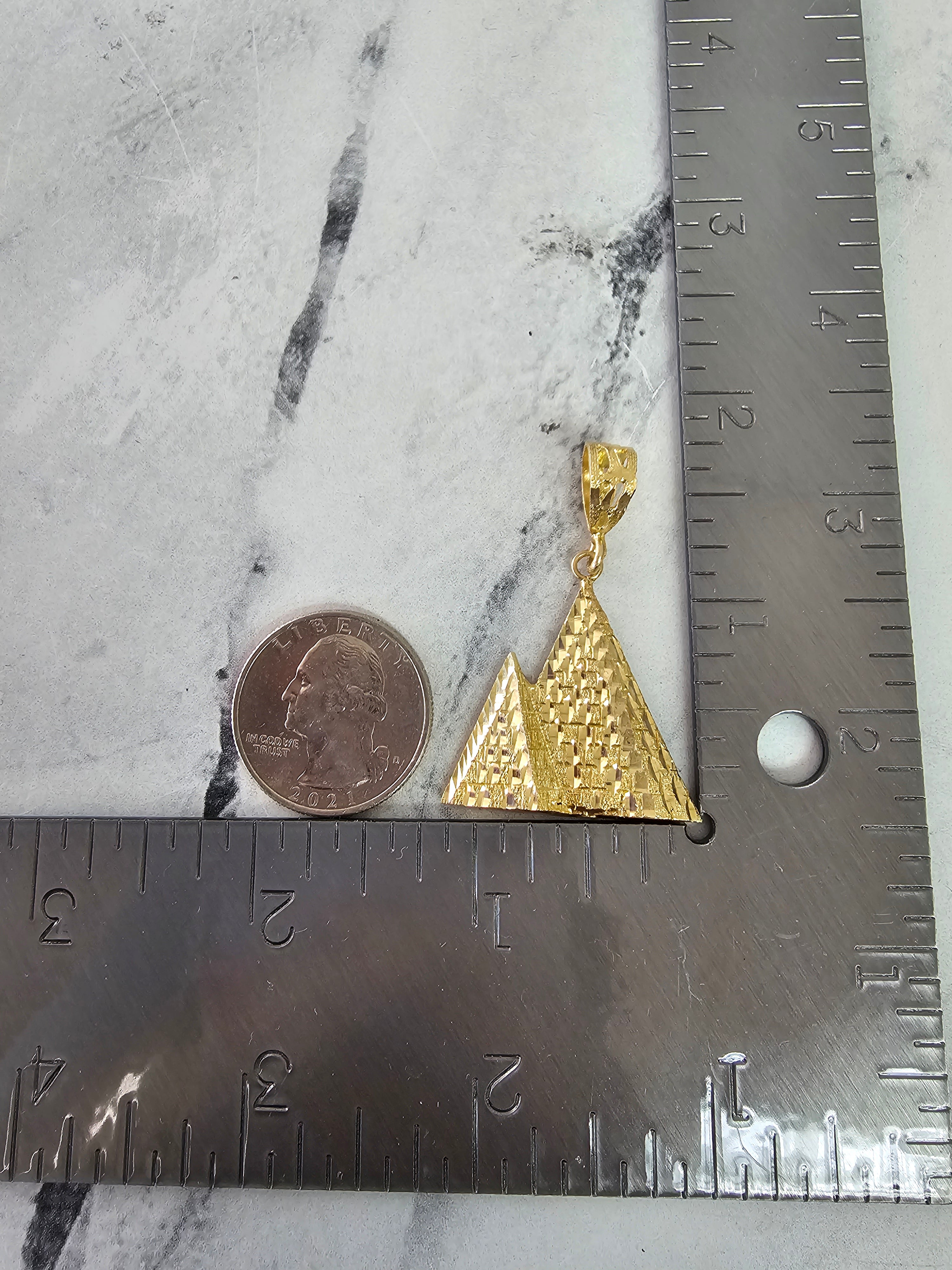 Pirámide con cortes de diamantes en oro amarillo de 10 quilates