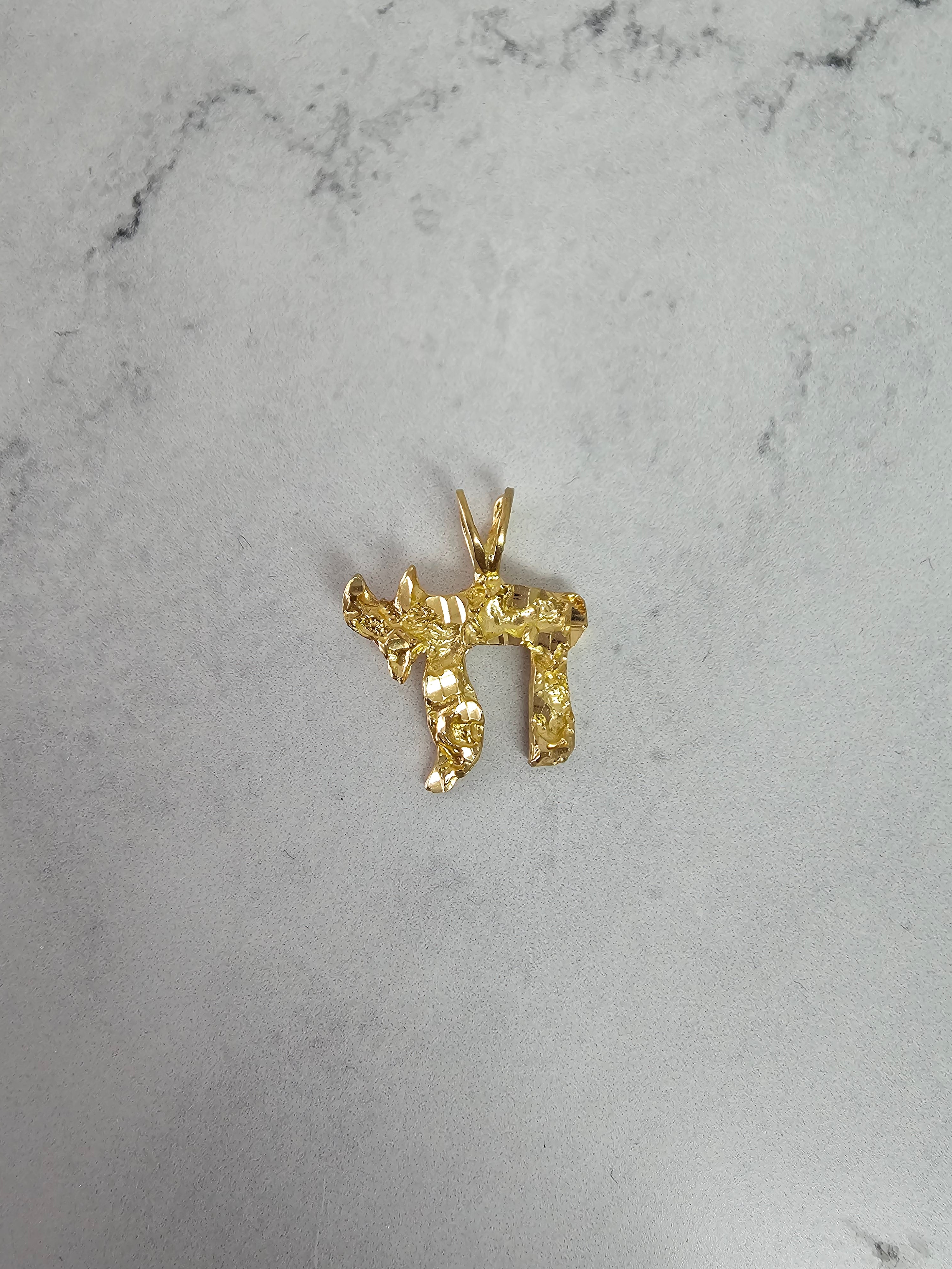 Colgante Chai con textura de pepita de oro amarillo de 10 quilates