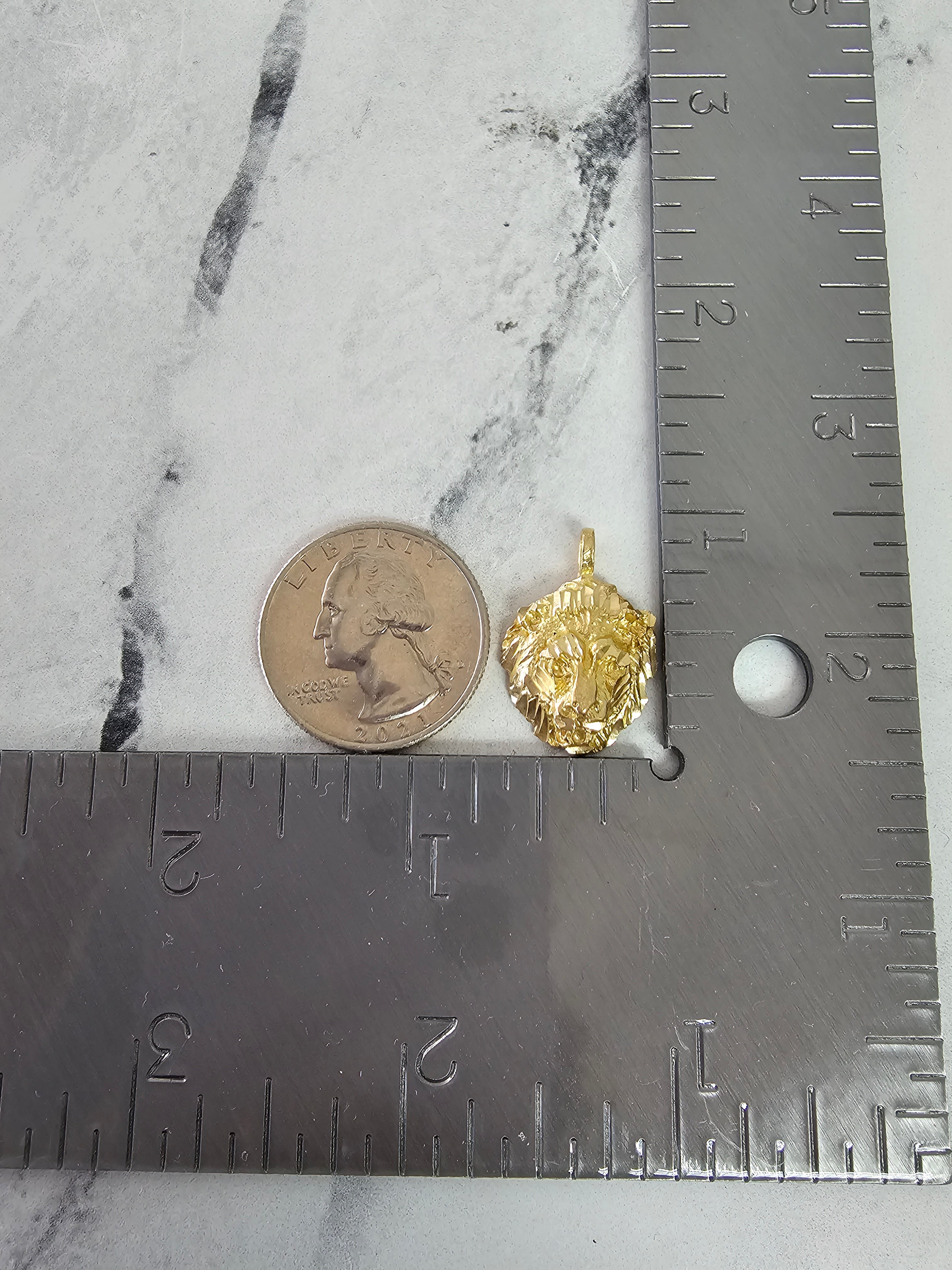 Cabeza de león con cortes de diamantes en oro amarillo de 10 k