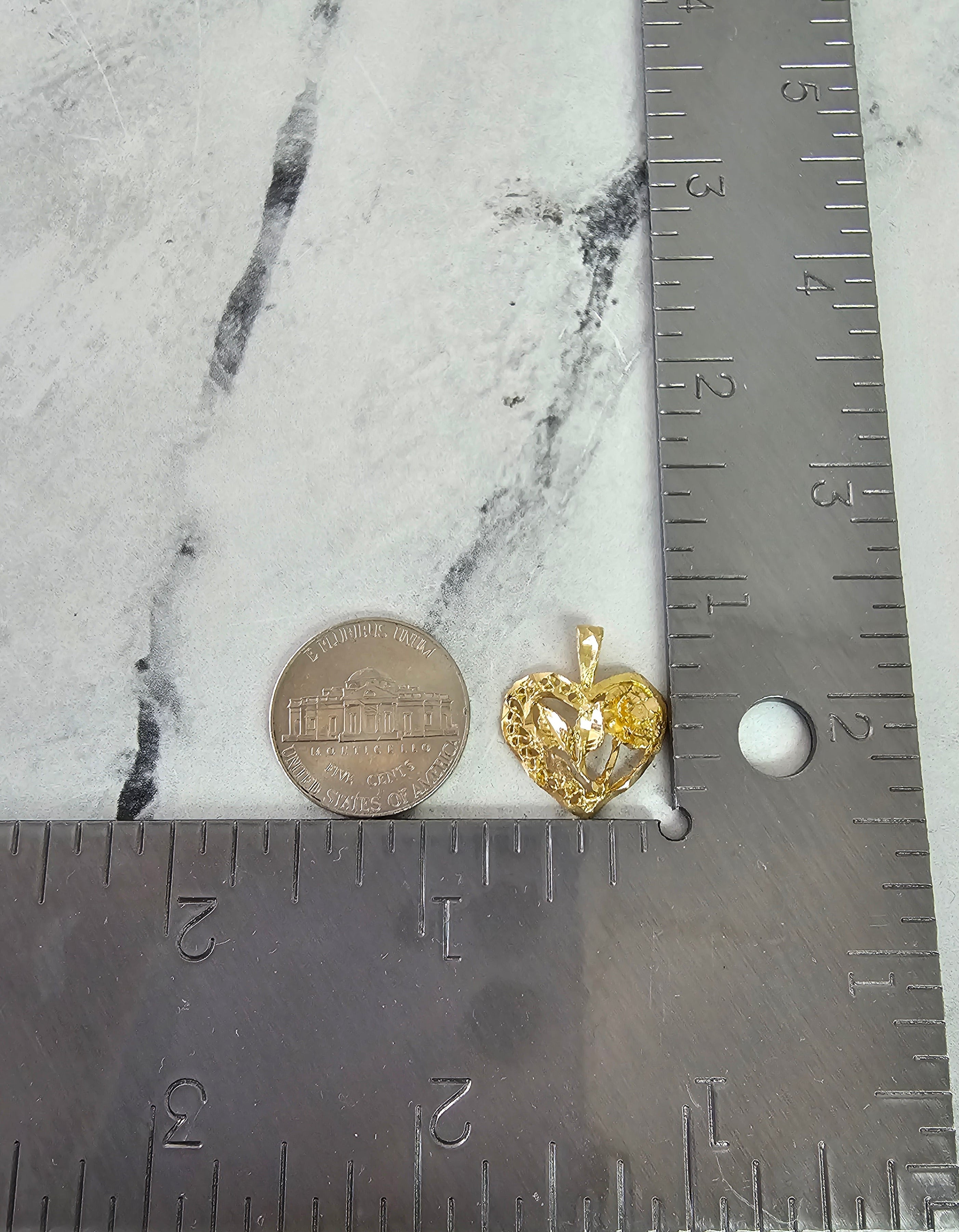 Charm en forma de corazón con flores en el centro y cortes de diamantes