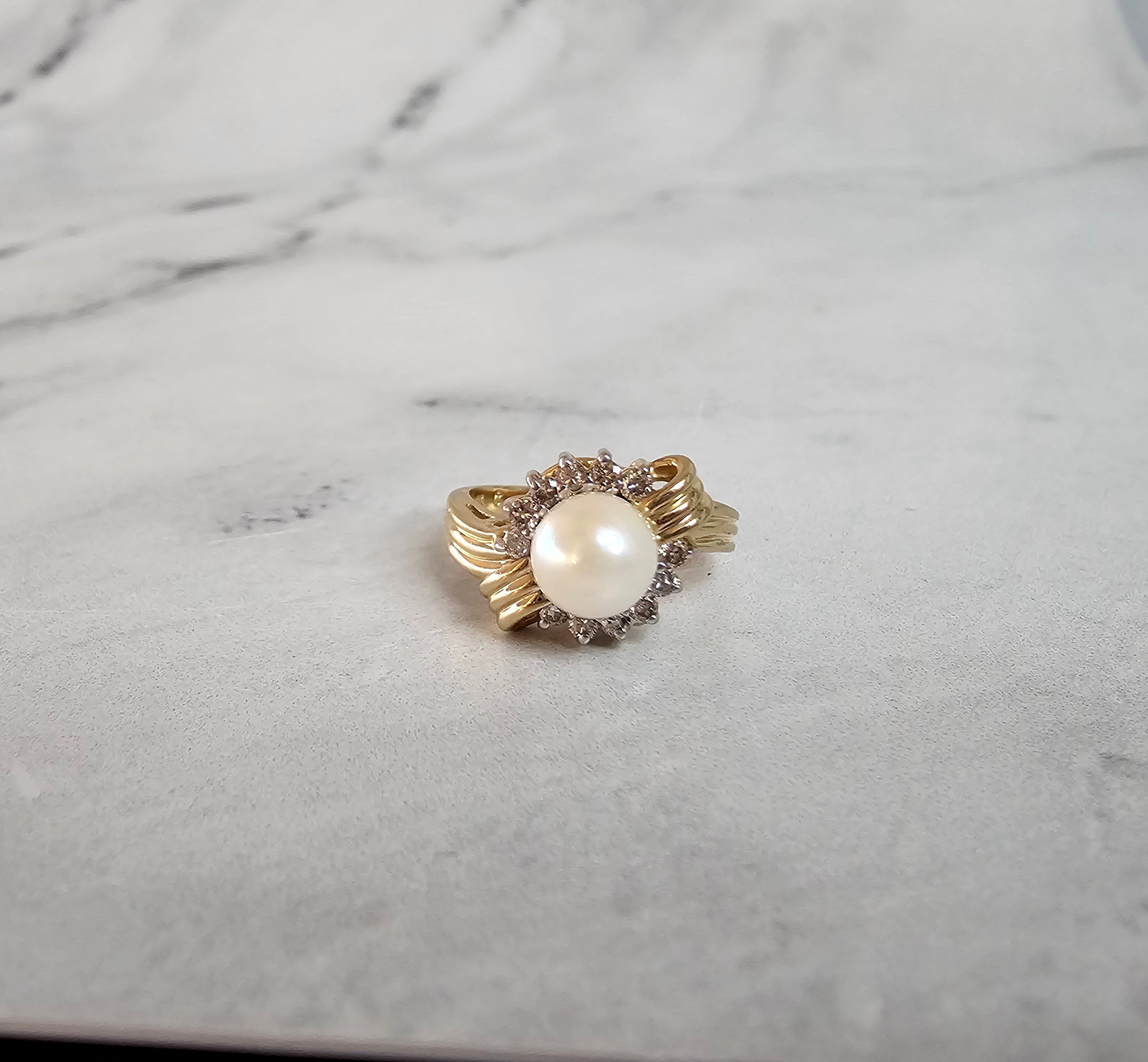 Anillo de perla con halo de diamantes de 0,25 ct en oro amarillo de 14 quilates