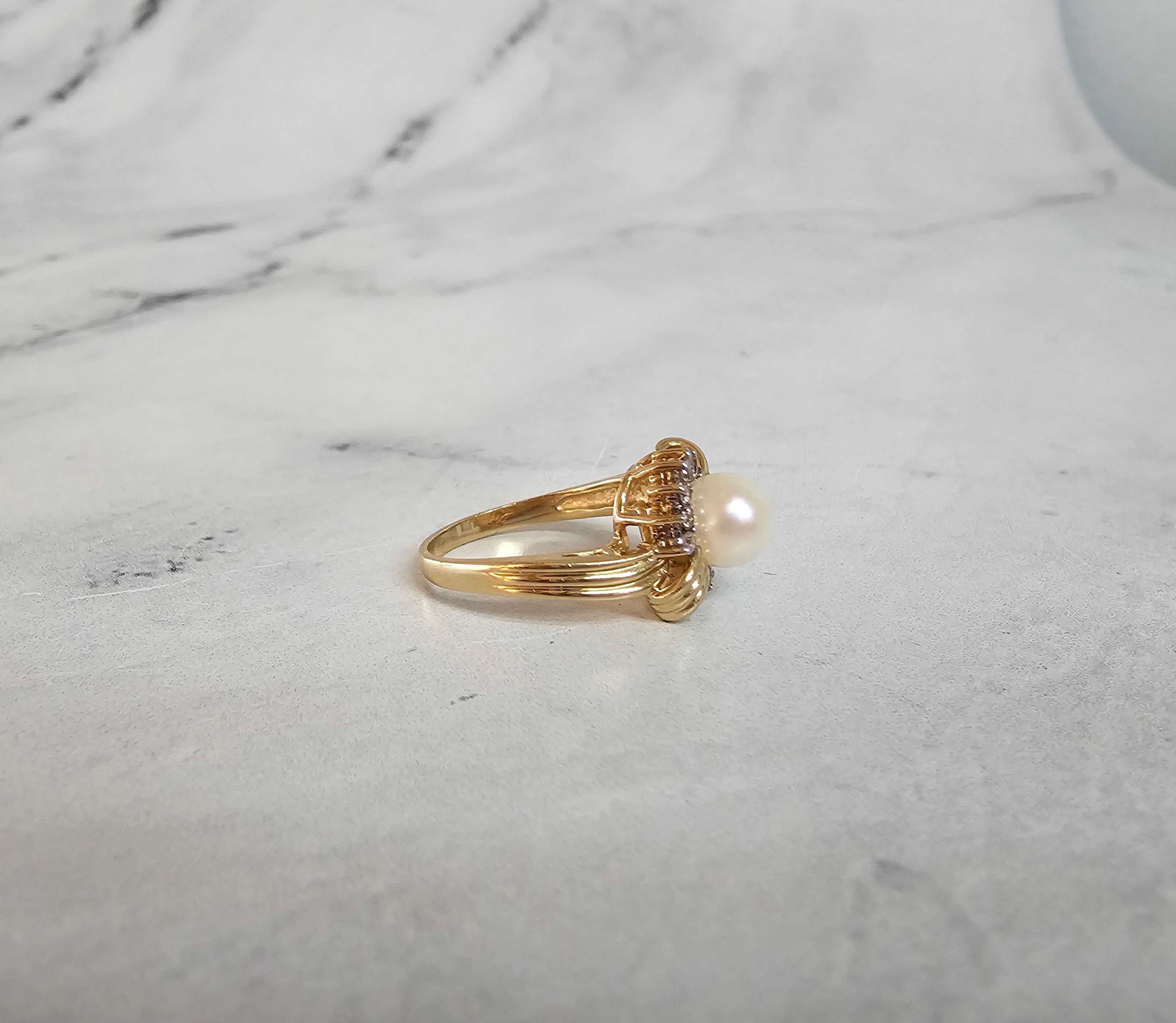 Anillo de perla con halo de diamantes de 0,25 ct en oro amarillo de 14 quilates