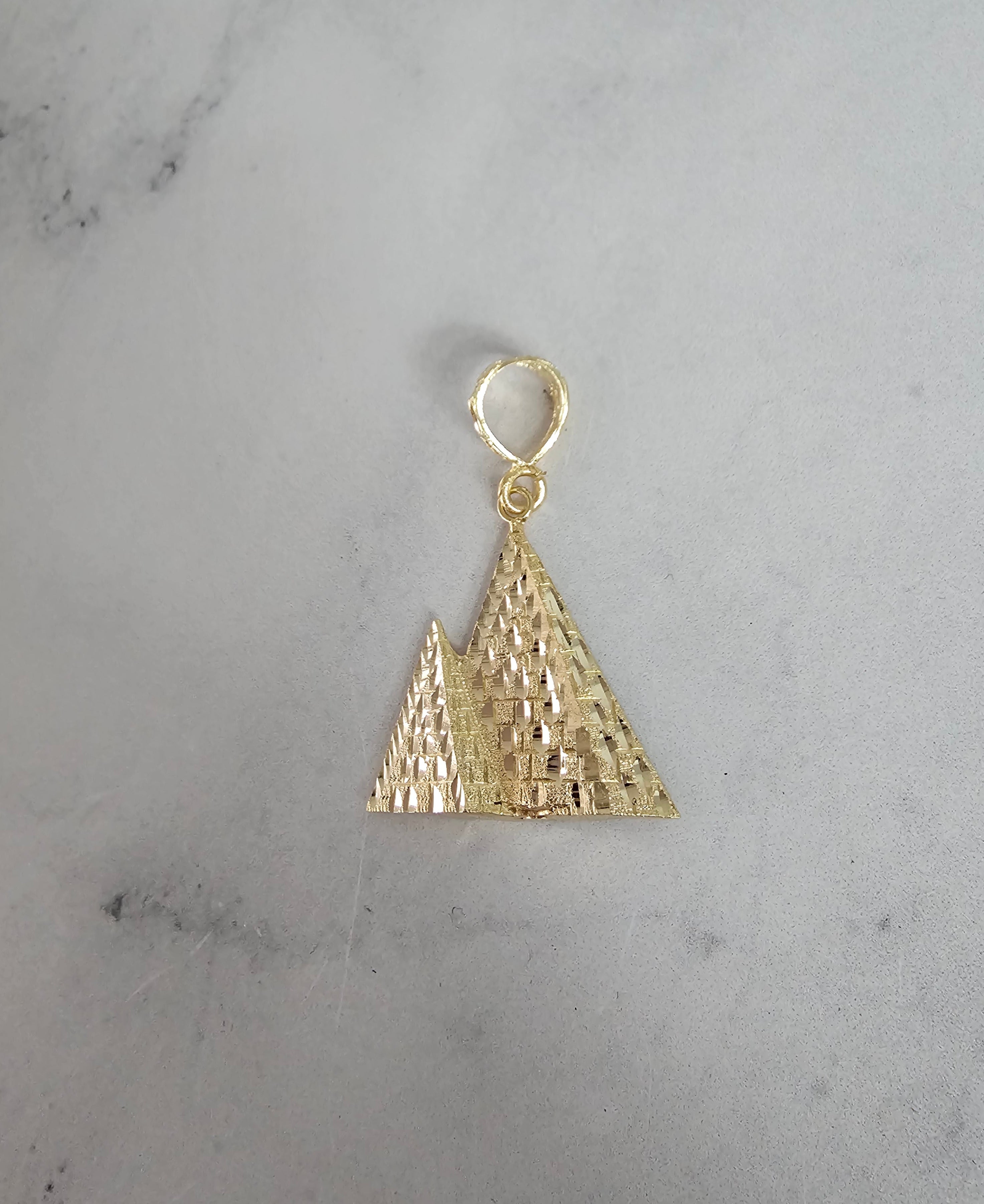 Pirámide con cortes de diamantes en oro amarillo de 10 quilates