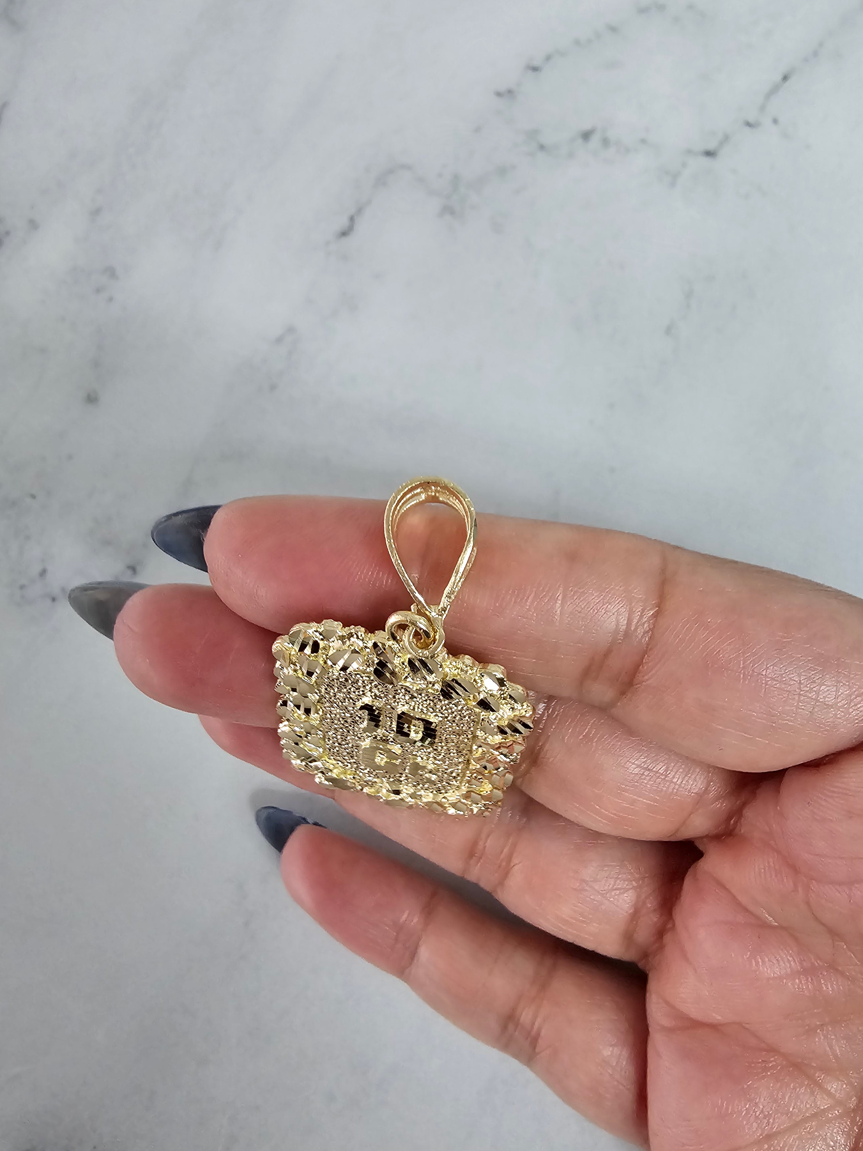 Dije de pepita de oro amarillo de 10 quilates con cortes de diamantes de 10 gramos