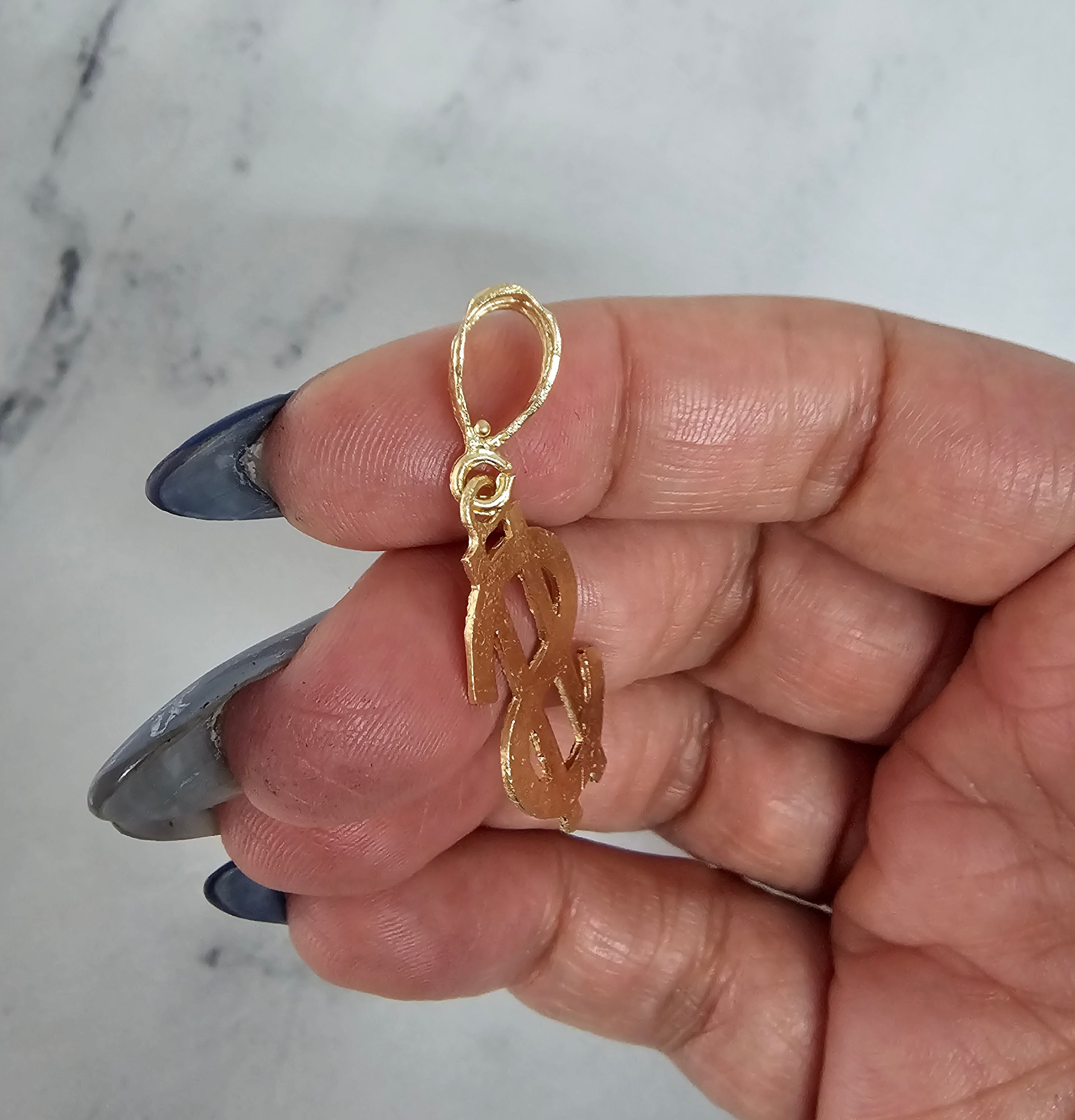 Símbolo de dólar con cortes de diamantes en oro amarillo de 10 k