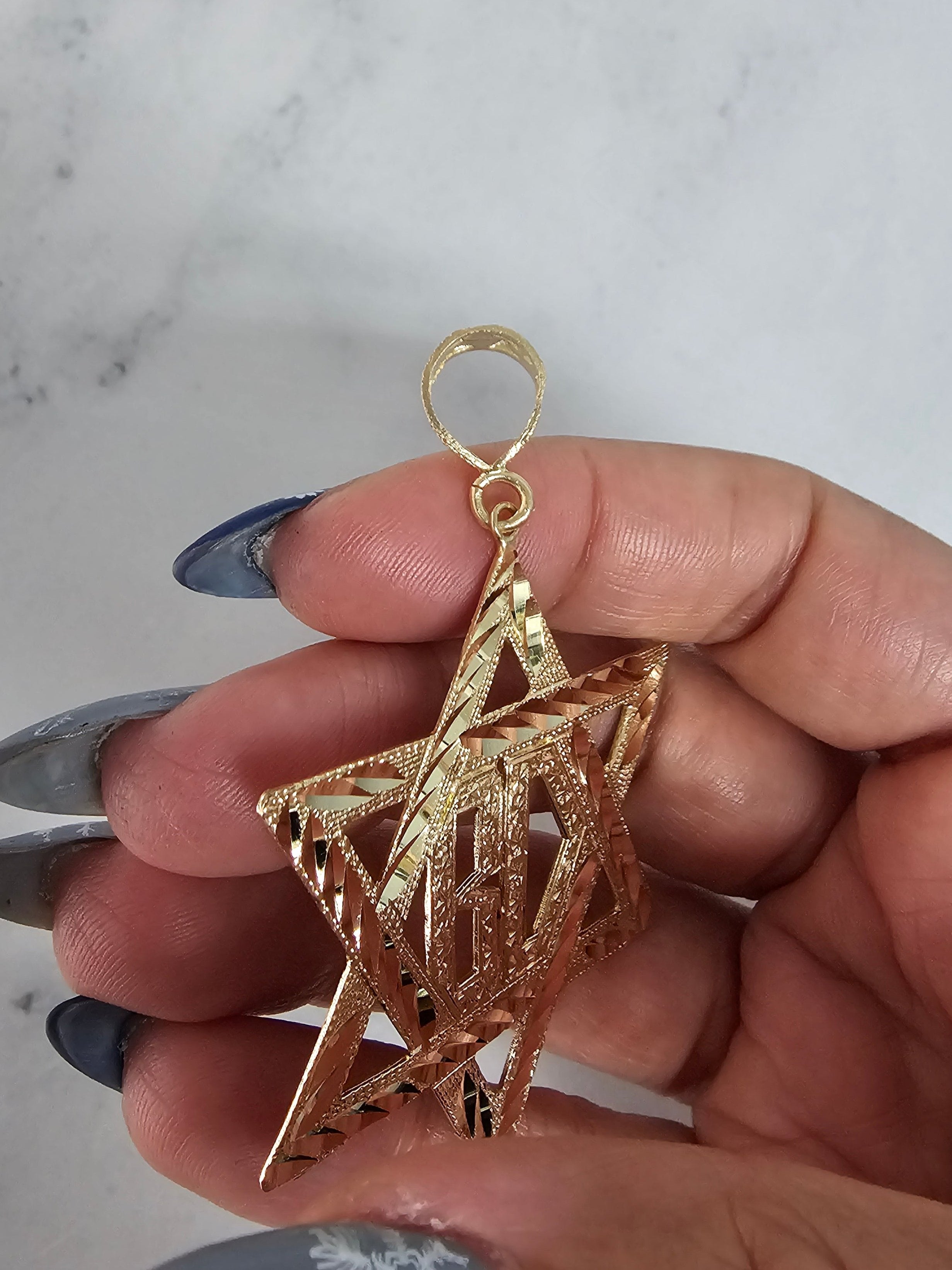 Estrella judía con cortes de diamantes en oro amarillo de 10 quilates