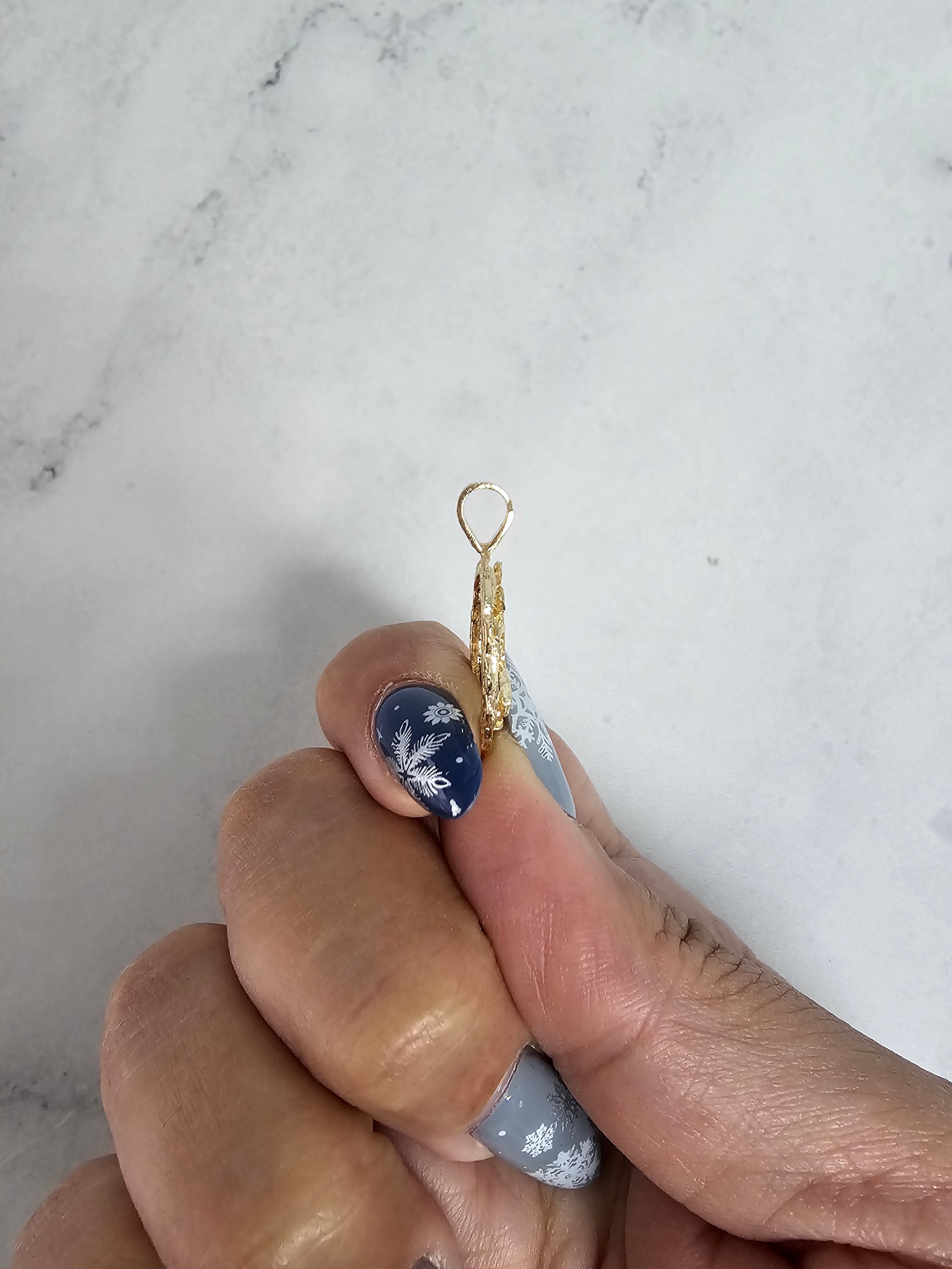 Colgante con marco ovalado y águila con cortes de diamantes