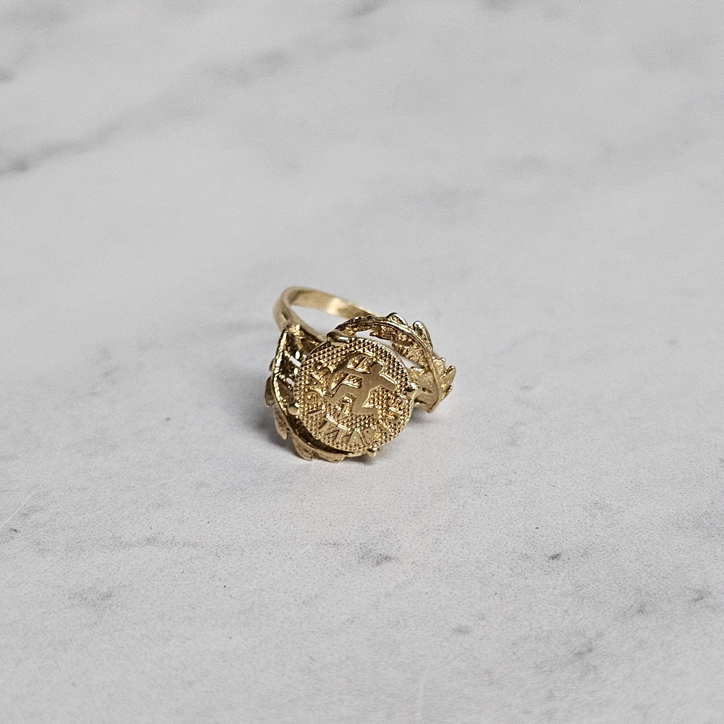 Anillo de oro del signo zodiacal Tauro o Sagitario