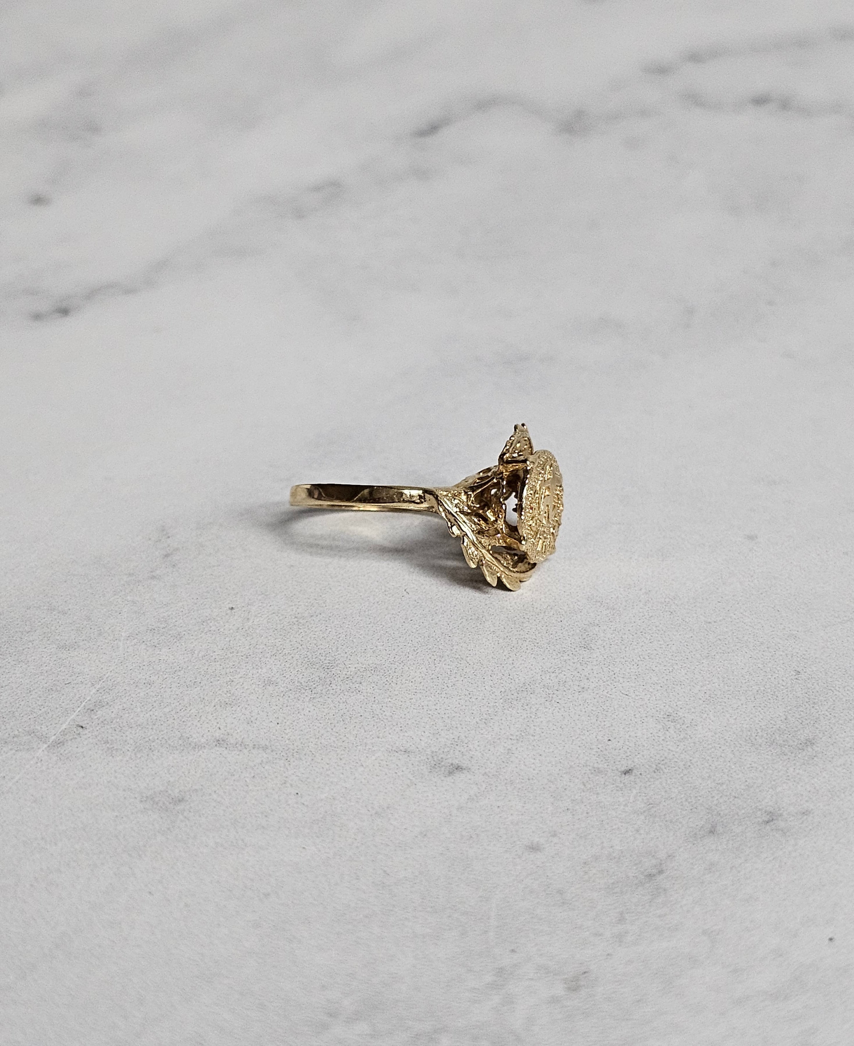 Anillo de oro del signo zodiacal Tauro o Sagitario
