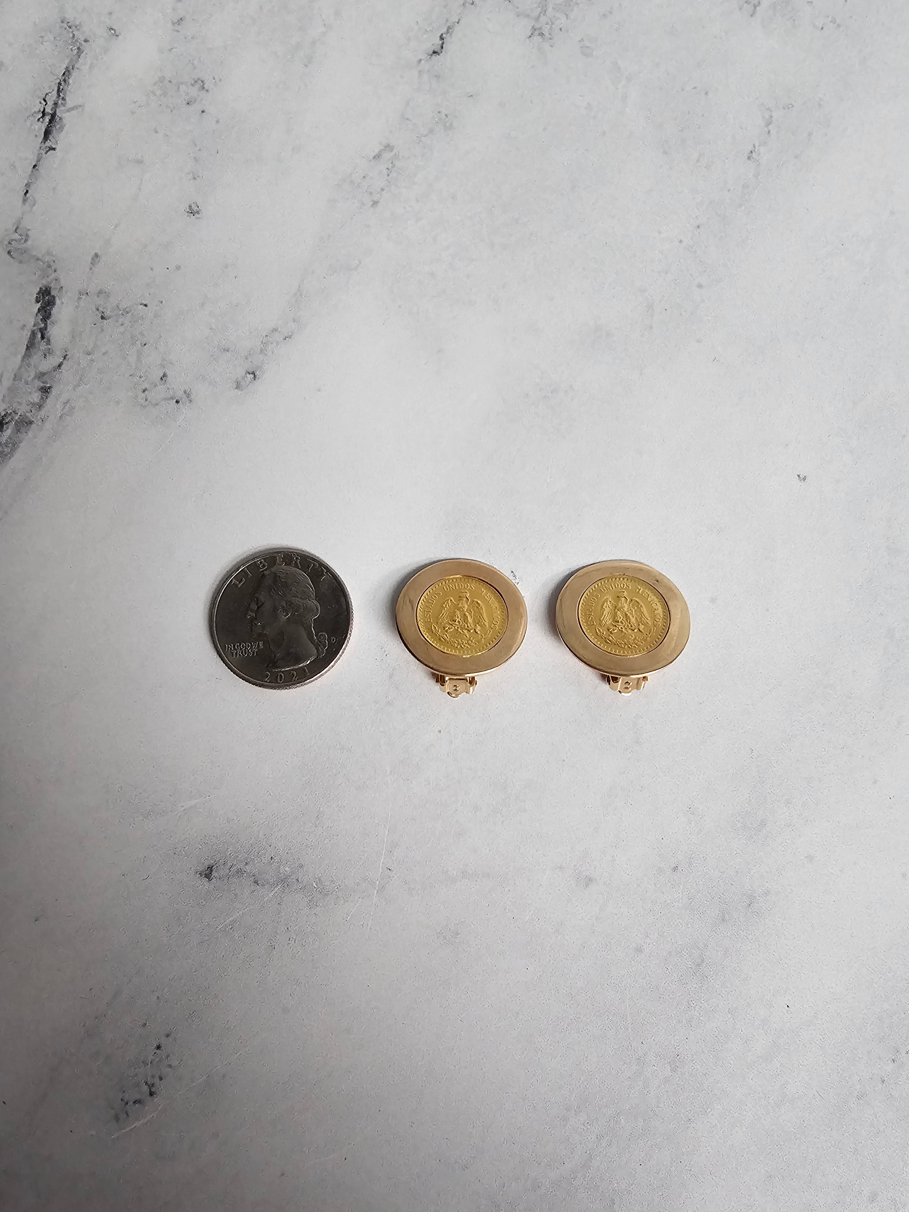 Pendientes con clip y marco de bisel pulido con moneda Dos Y Medio de 1945 en oro amarillo de 14 k