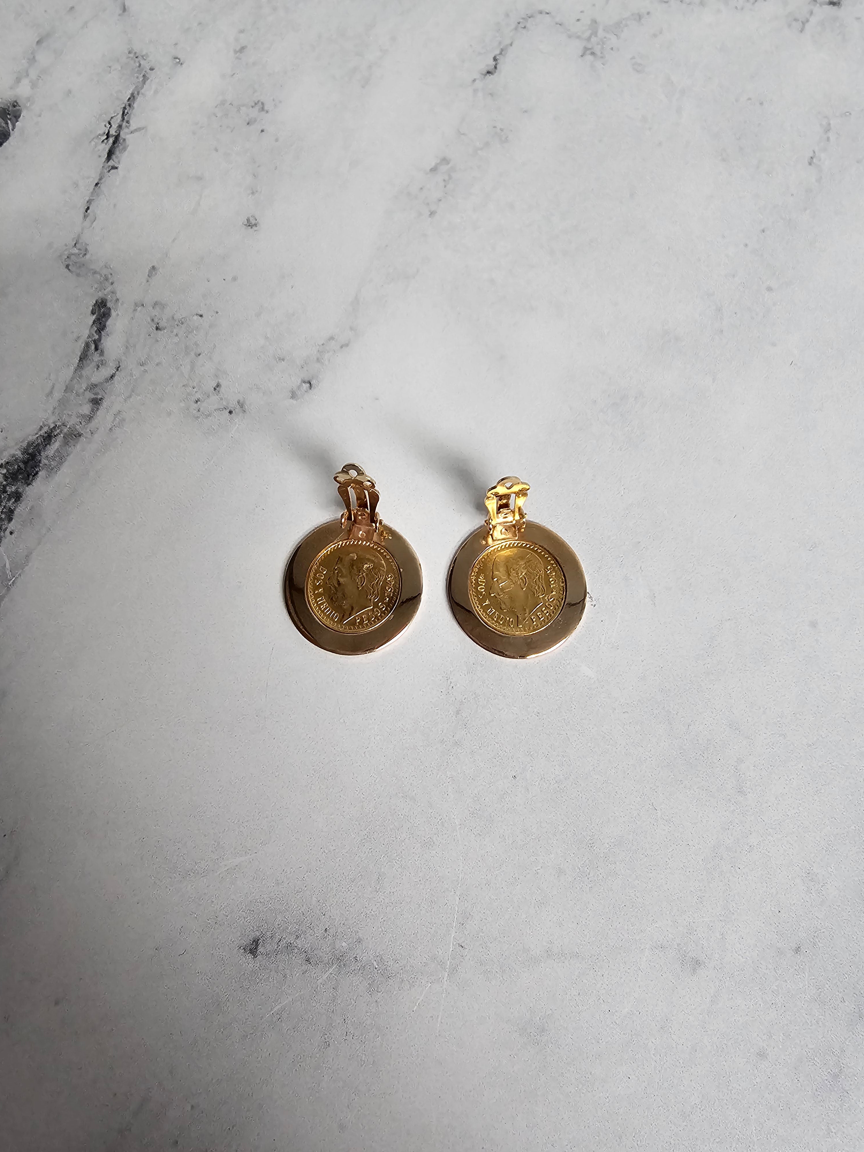 Pendientes con clip y marco de bisel pulido con moneda Dos Y Medio de 1945 en oro amarillo de 14 k