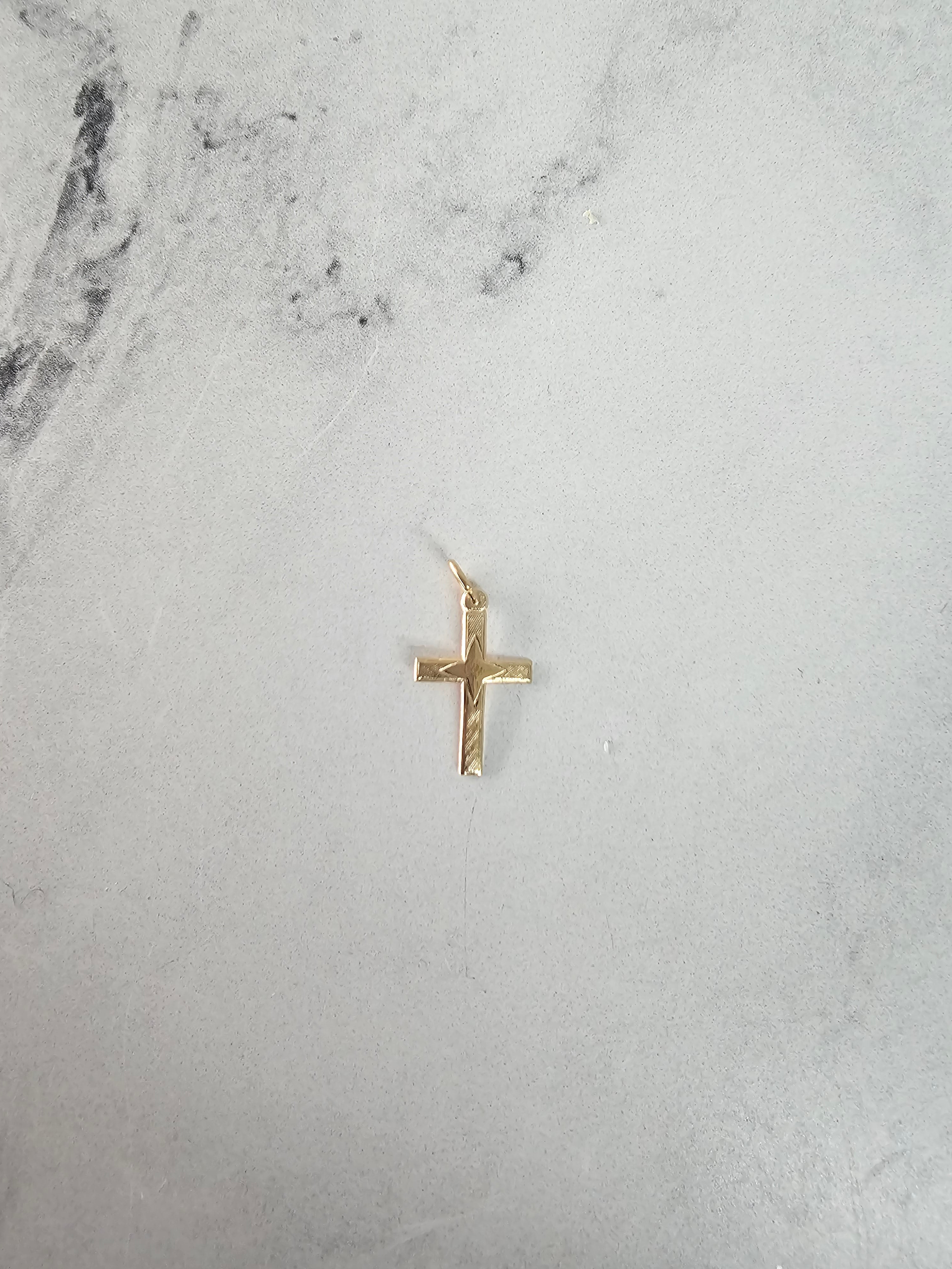 Delicada cruz de oro con diseño de estrella en el centro Oro amarillo de 14 k