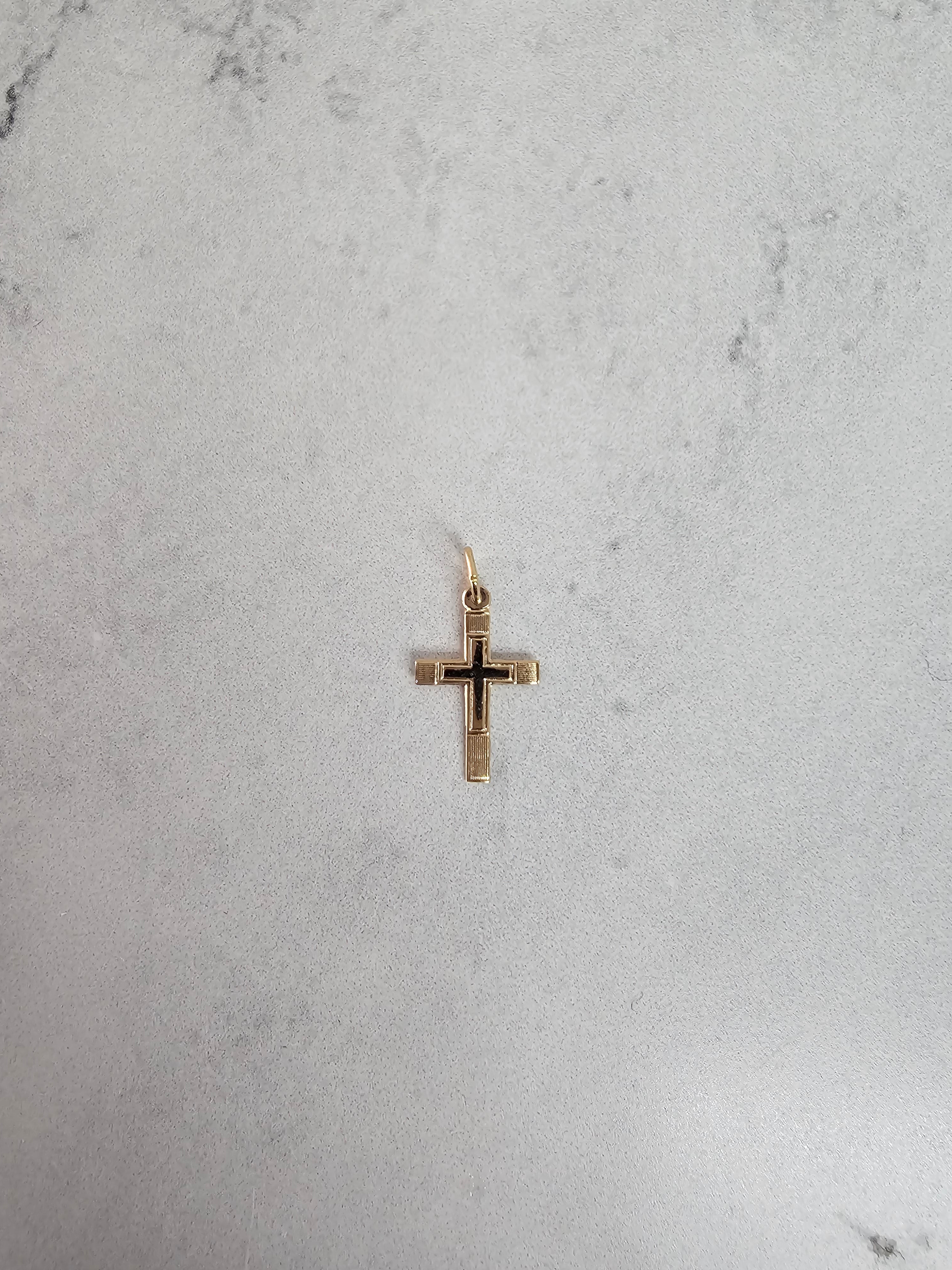 Diseño de Cruz de Oro Pequeña dentro de una Cruz Oro Amarillo de 14k