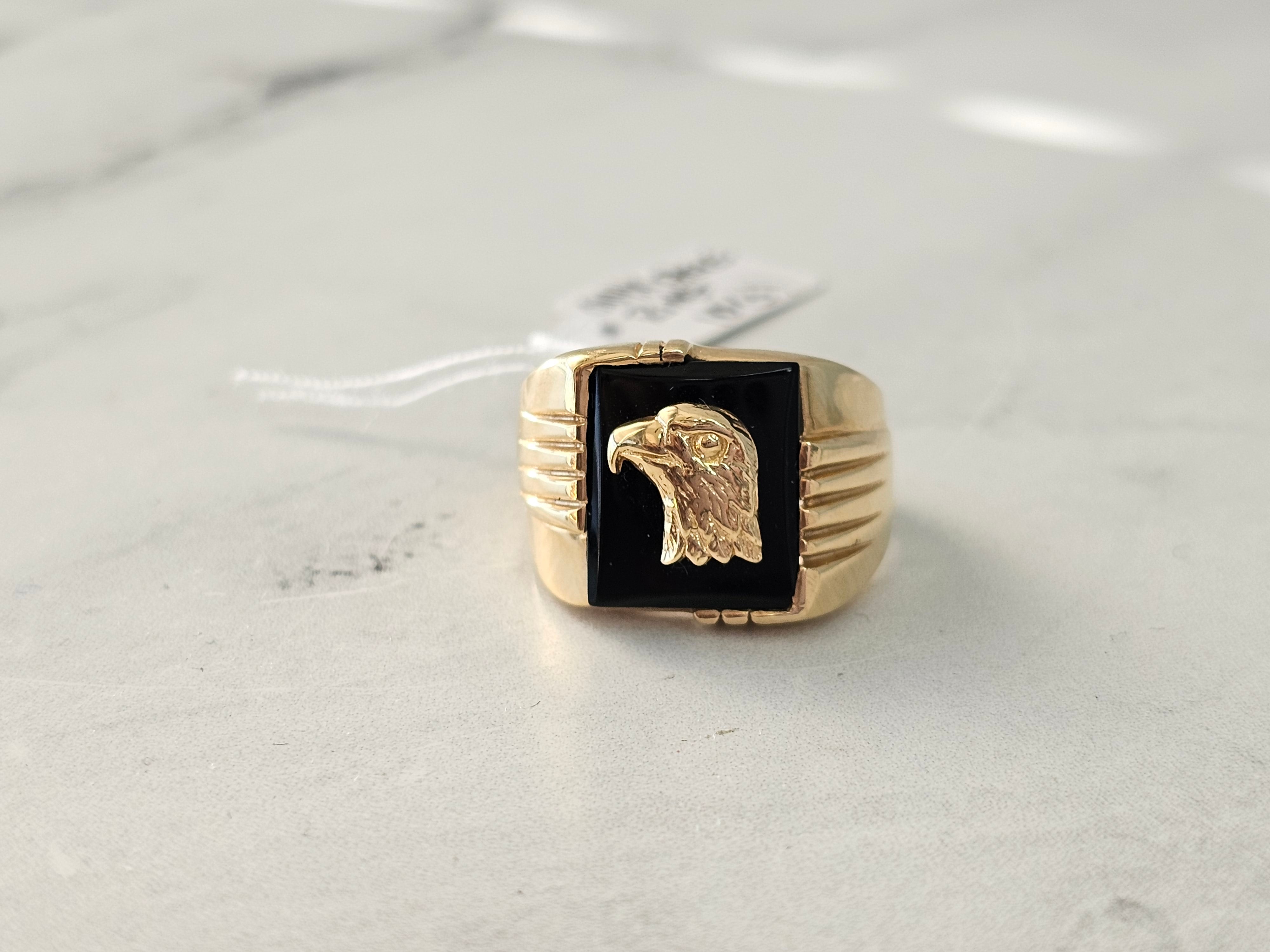 Anillo de oro con cabeza de águila y ónix en oro amarillo de 14 k