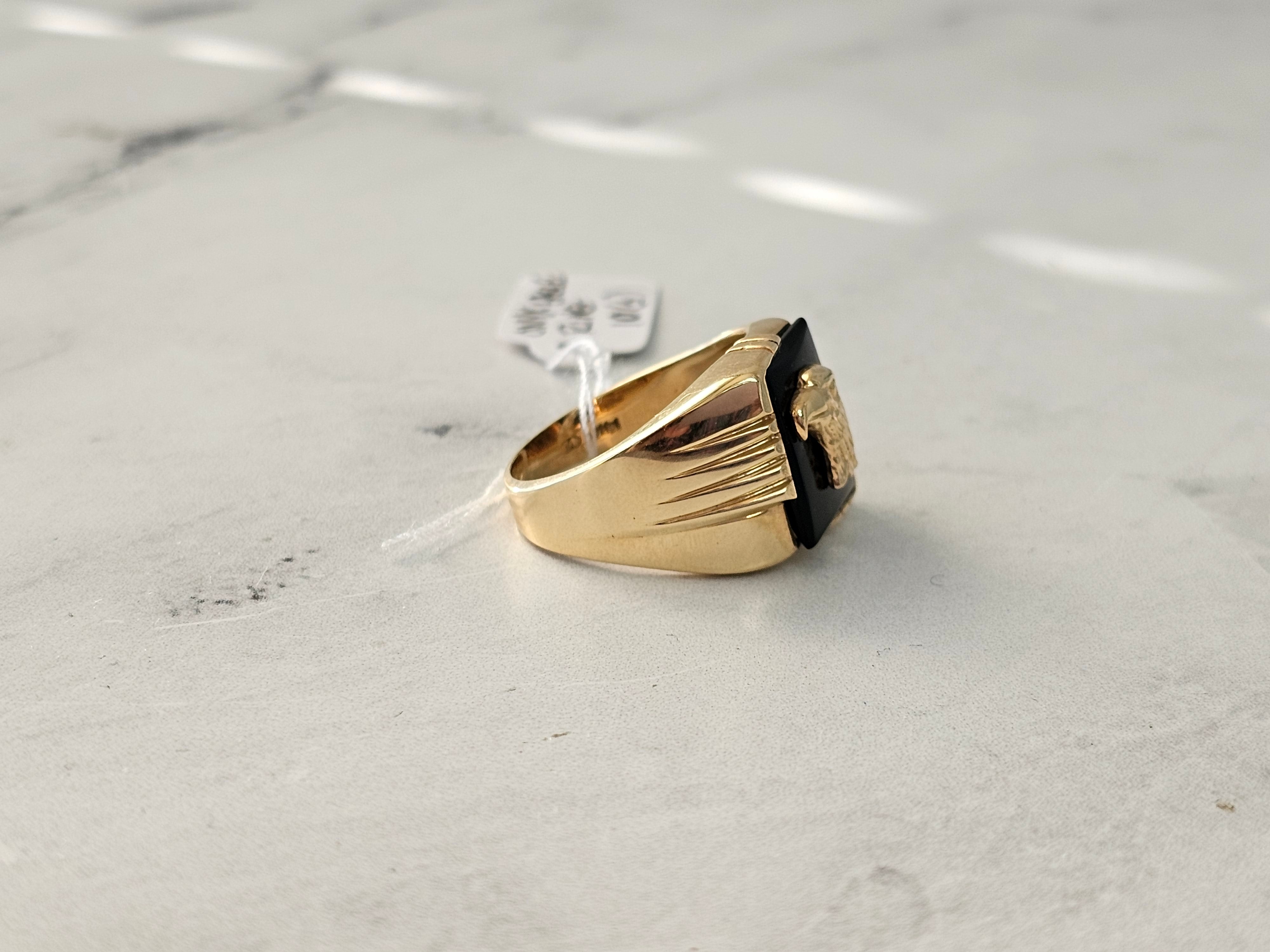 Anillo de oro con cabeza de águila y ónix en oro amarillo de 14 k