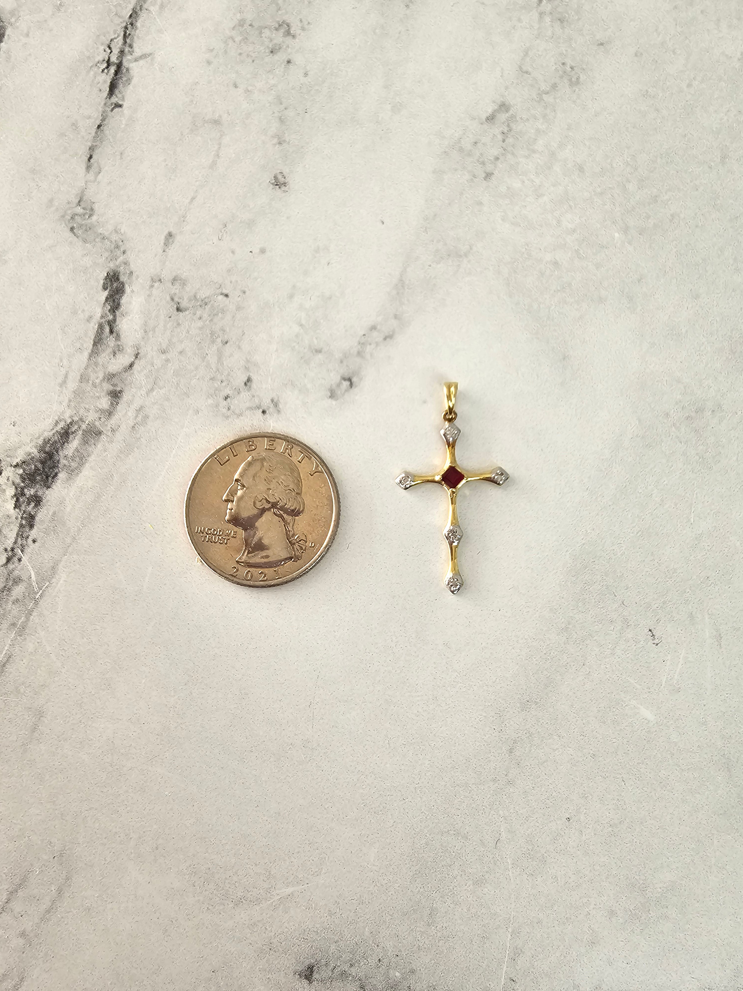 Cruz de oro con diamantes y rubíes en oro amarillo de 14 k