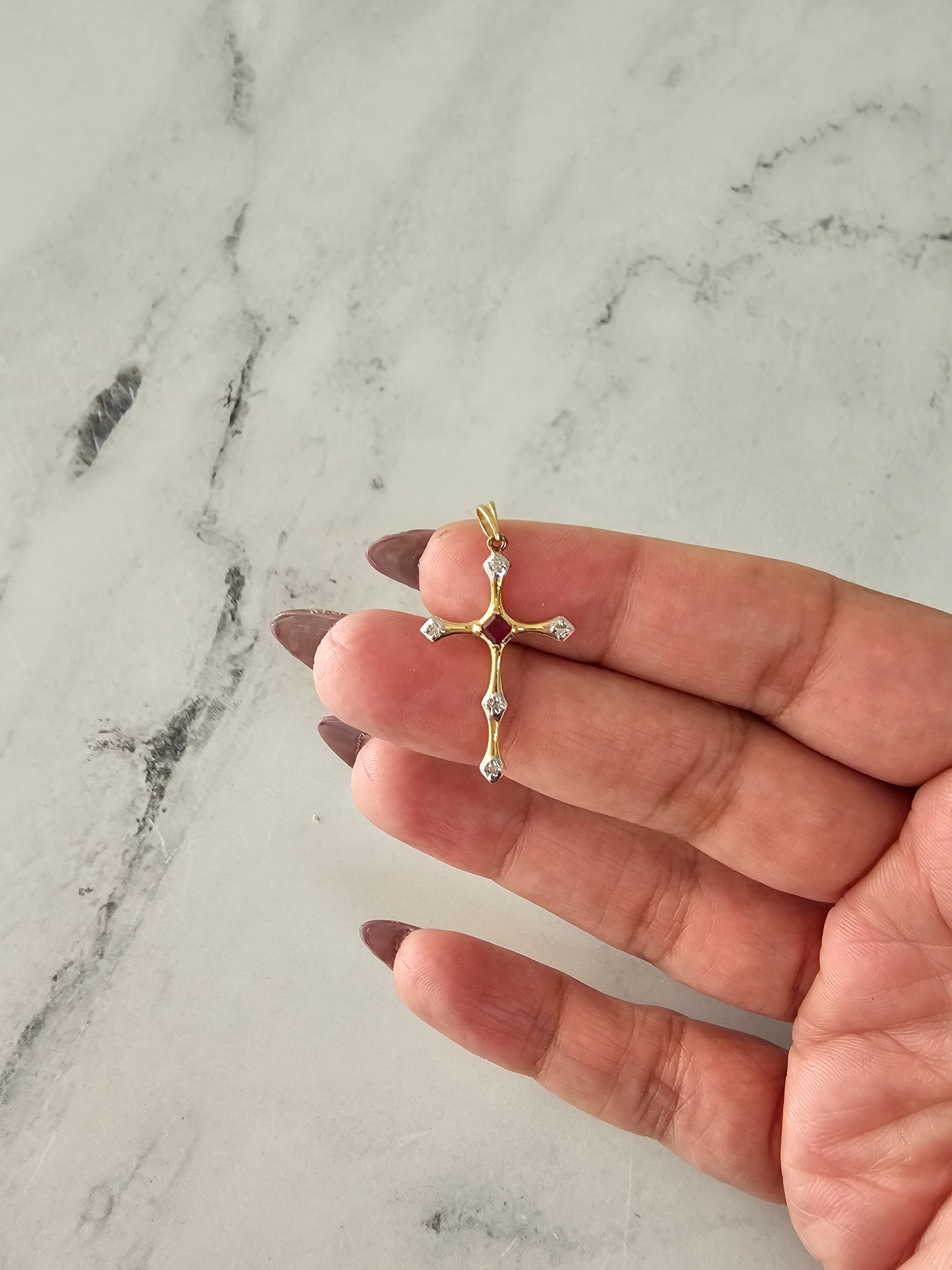 Cruz de oro con diamantes y rubíes en oro amarillo de 14 k