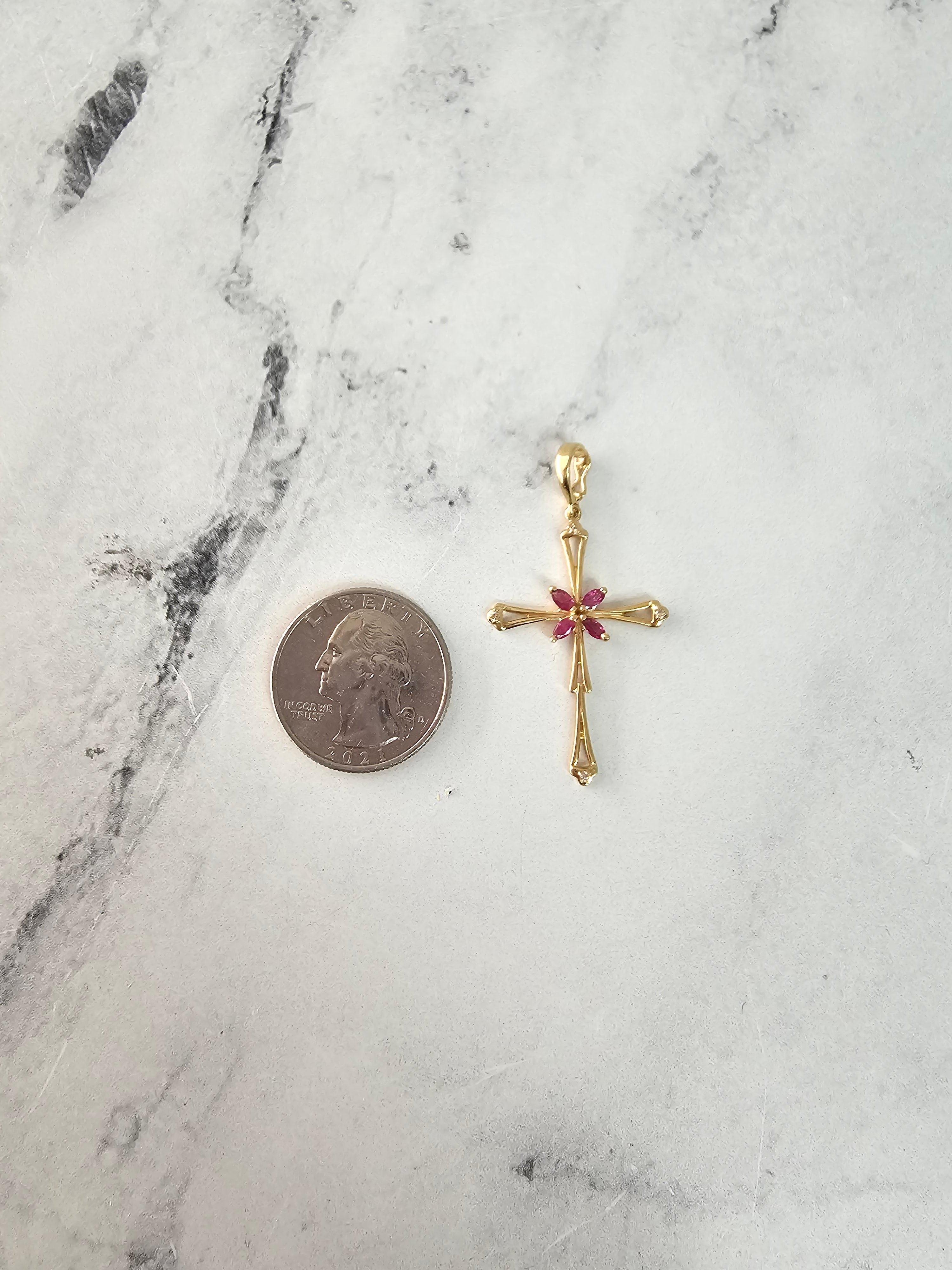Cruz de rubí marquesa vintage con detalles de diamantes en oro amarillo de 14 k