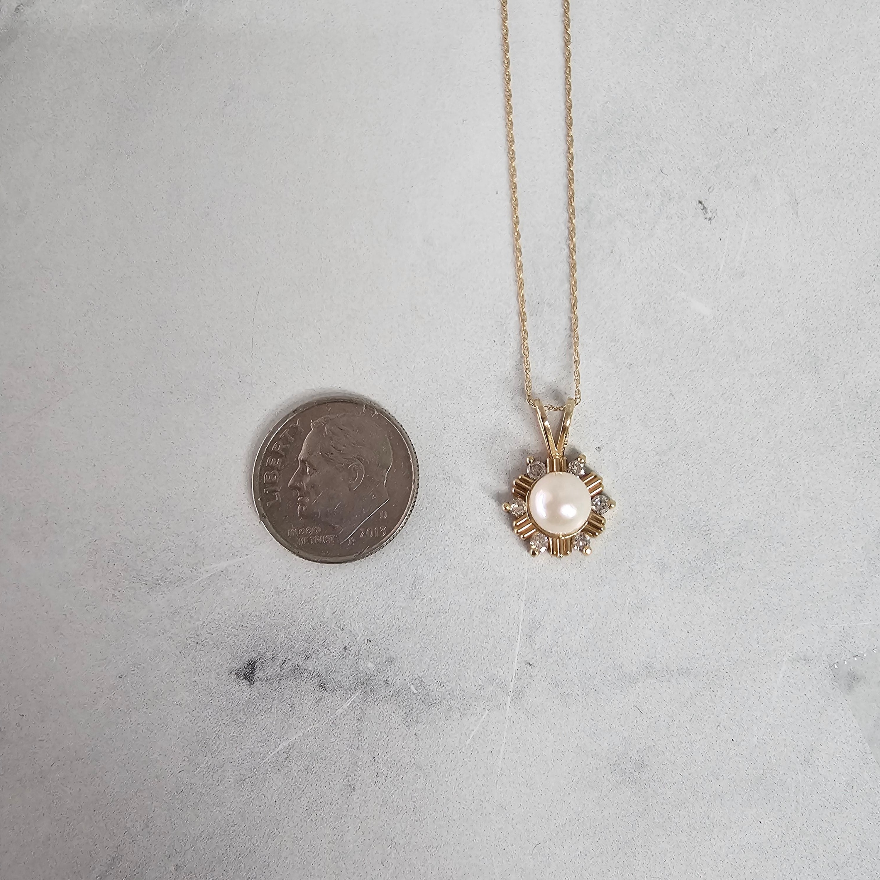 Collar Starburst con centro de perla y detalle de diamante en oro amarillo de 14 k