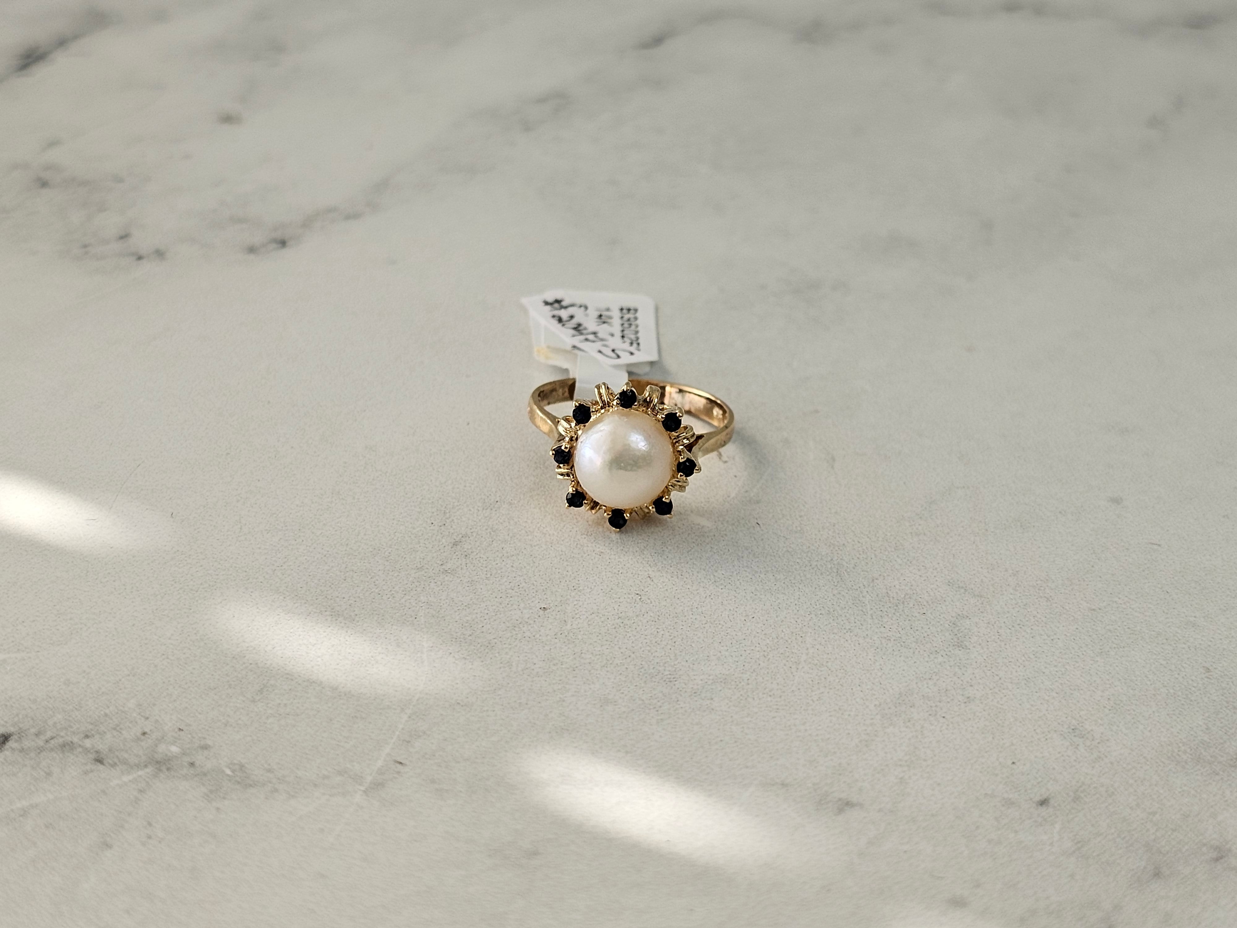 Anillo de perla de 8 mm con halo de zafiro en oro amarillo de 14 k
