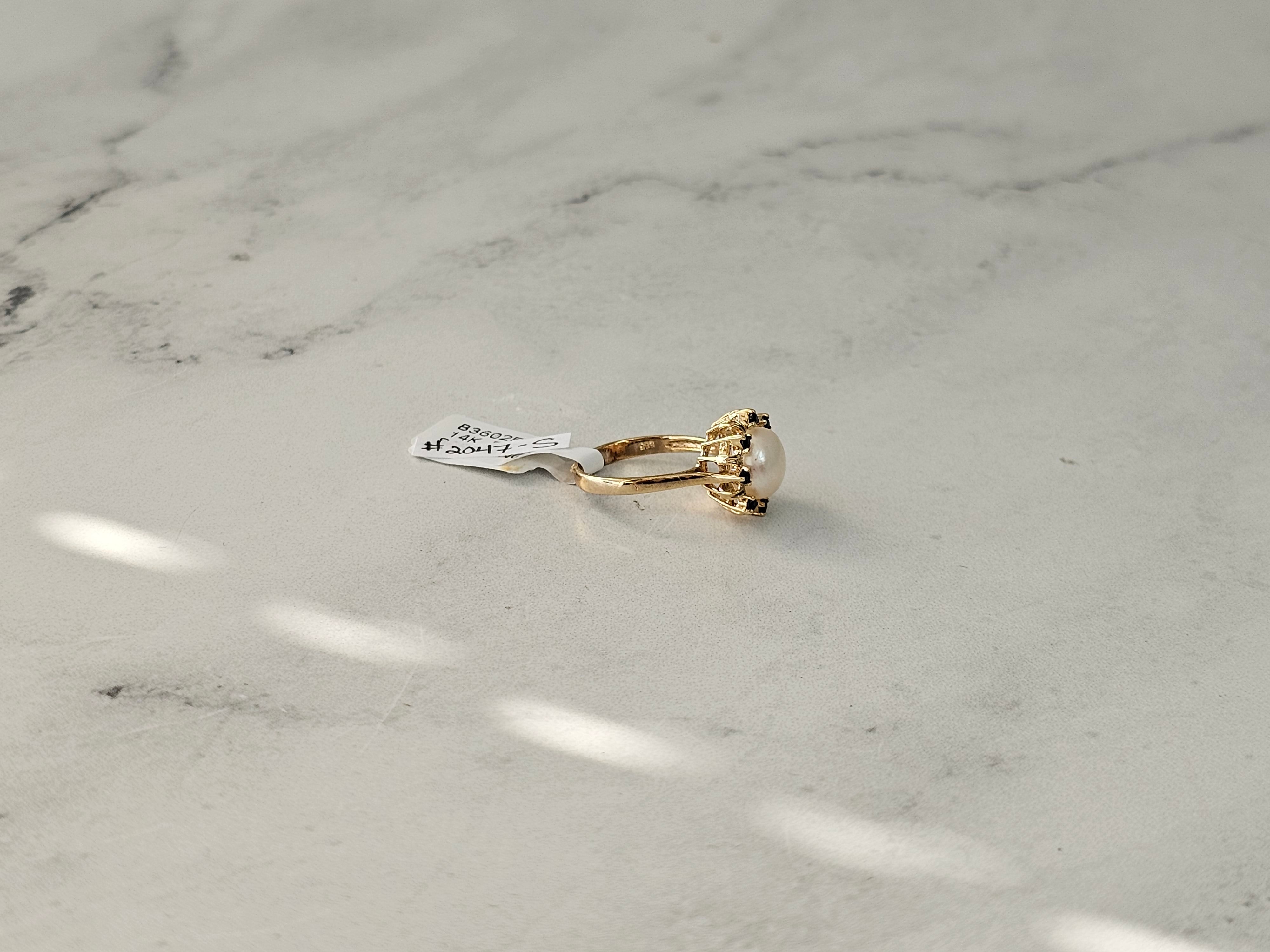 Anillo de perla de 8 mm con halo de zafiro en oro amarillo de 14 k