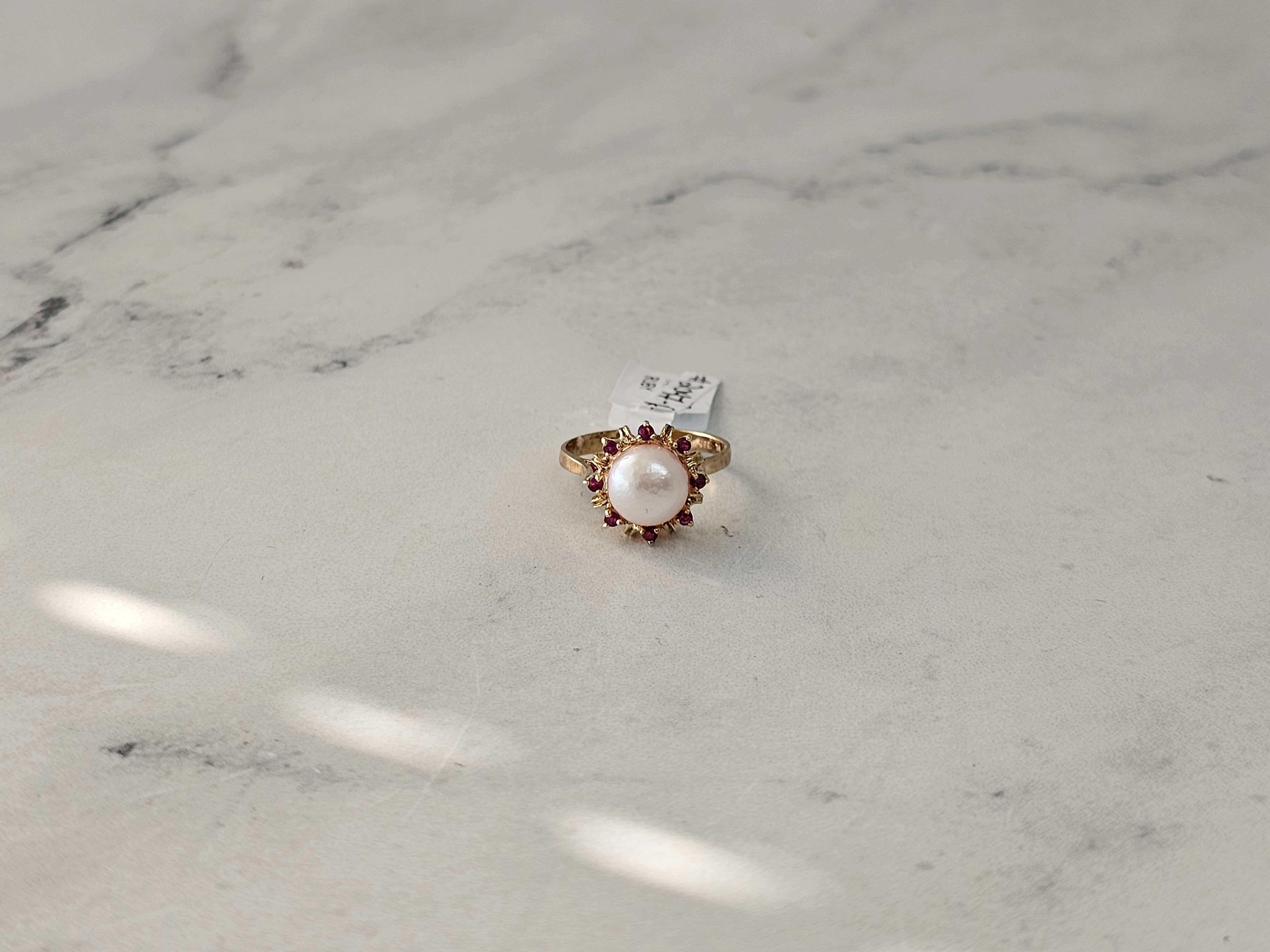 Anillo de perla de 8 mm con halo de rubí en oro amarillo de 14 k