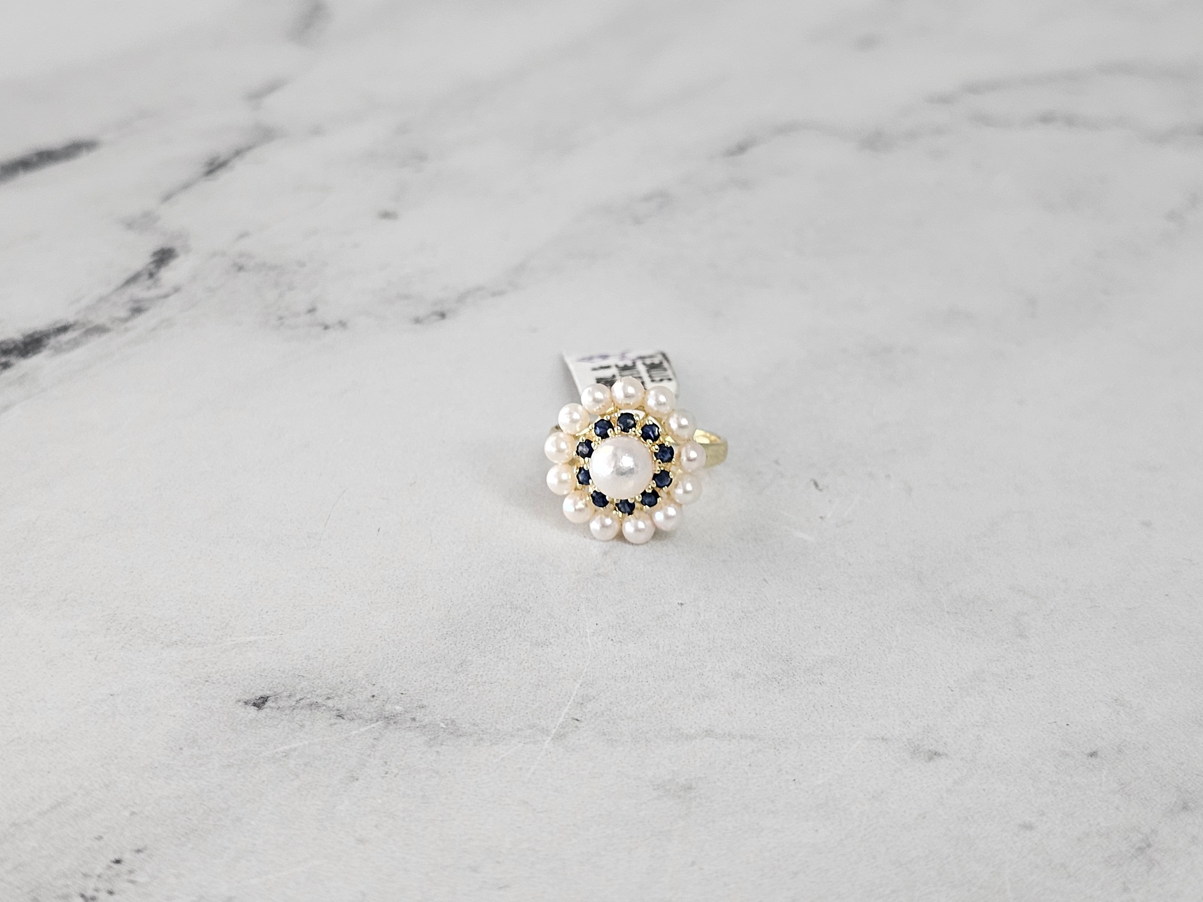 Anillo de oro amarillo de 14 k con doble halo de zafiro y perla