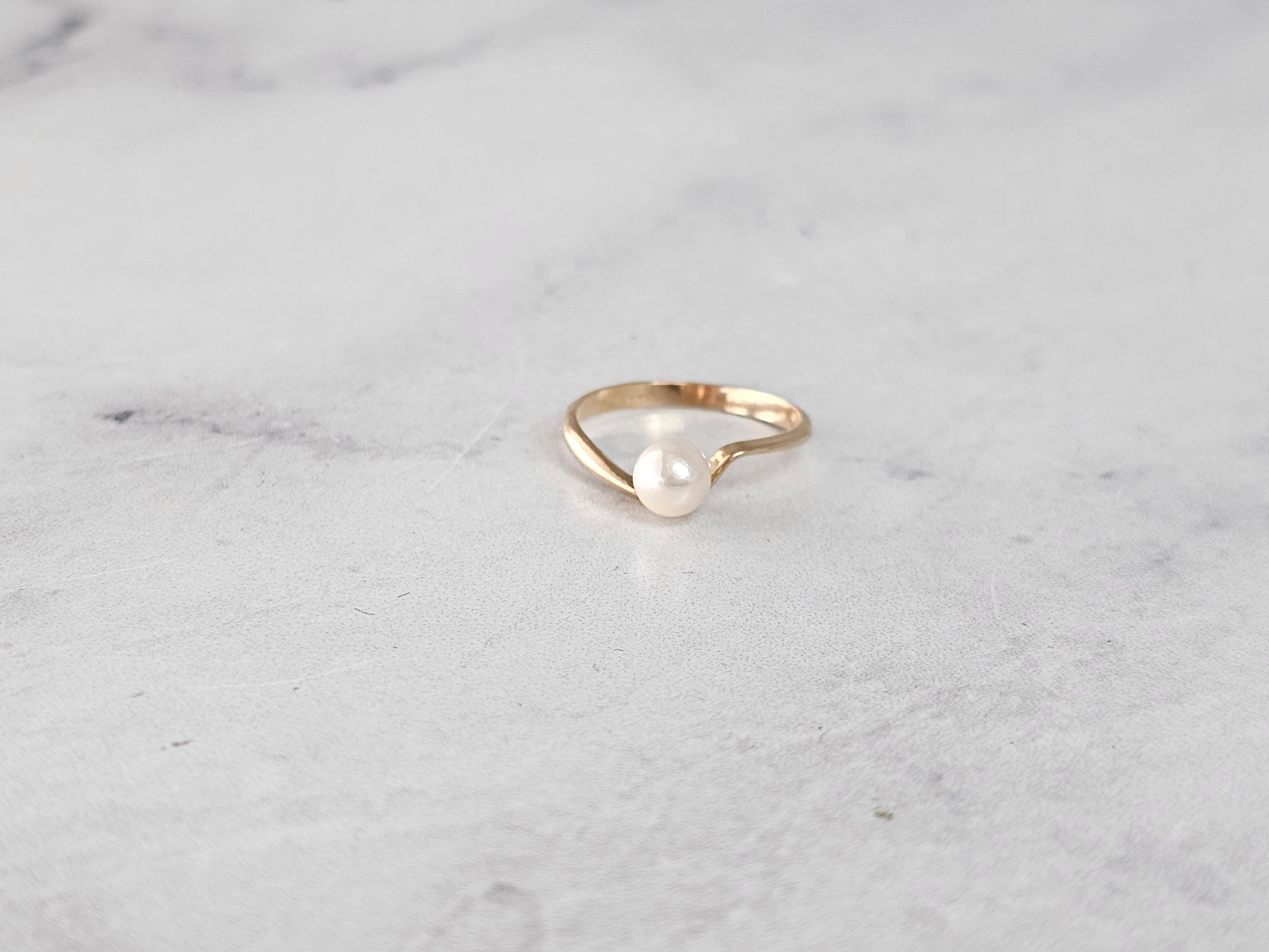 Anillo de perla solitaria de 5 mm en oro amarillo de 14 k