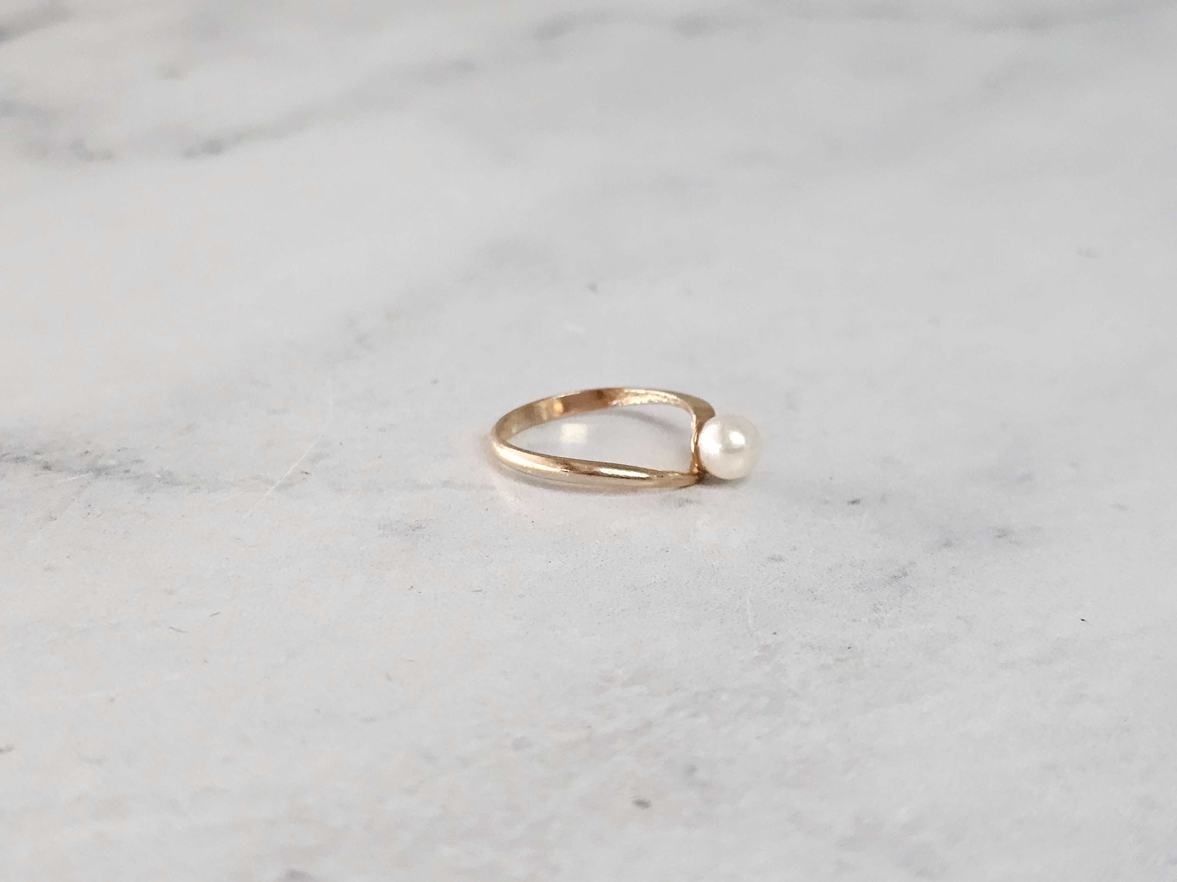 Anillo de perla solitaria de 5 mm en oro amarillo de 14 k