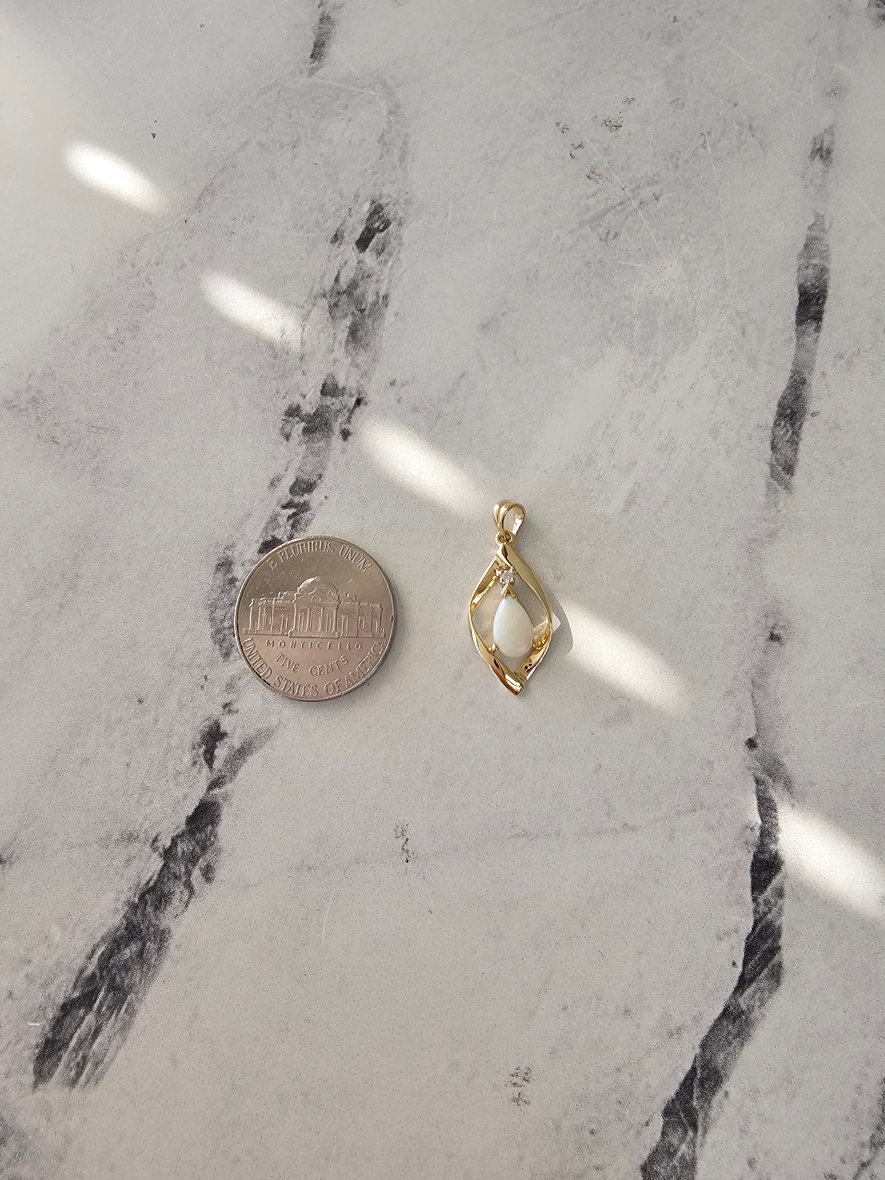 Collar de ópalo en forma de pera en oro amarillo de 14 k