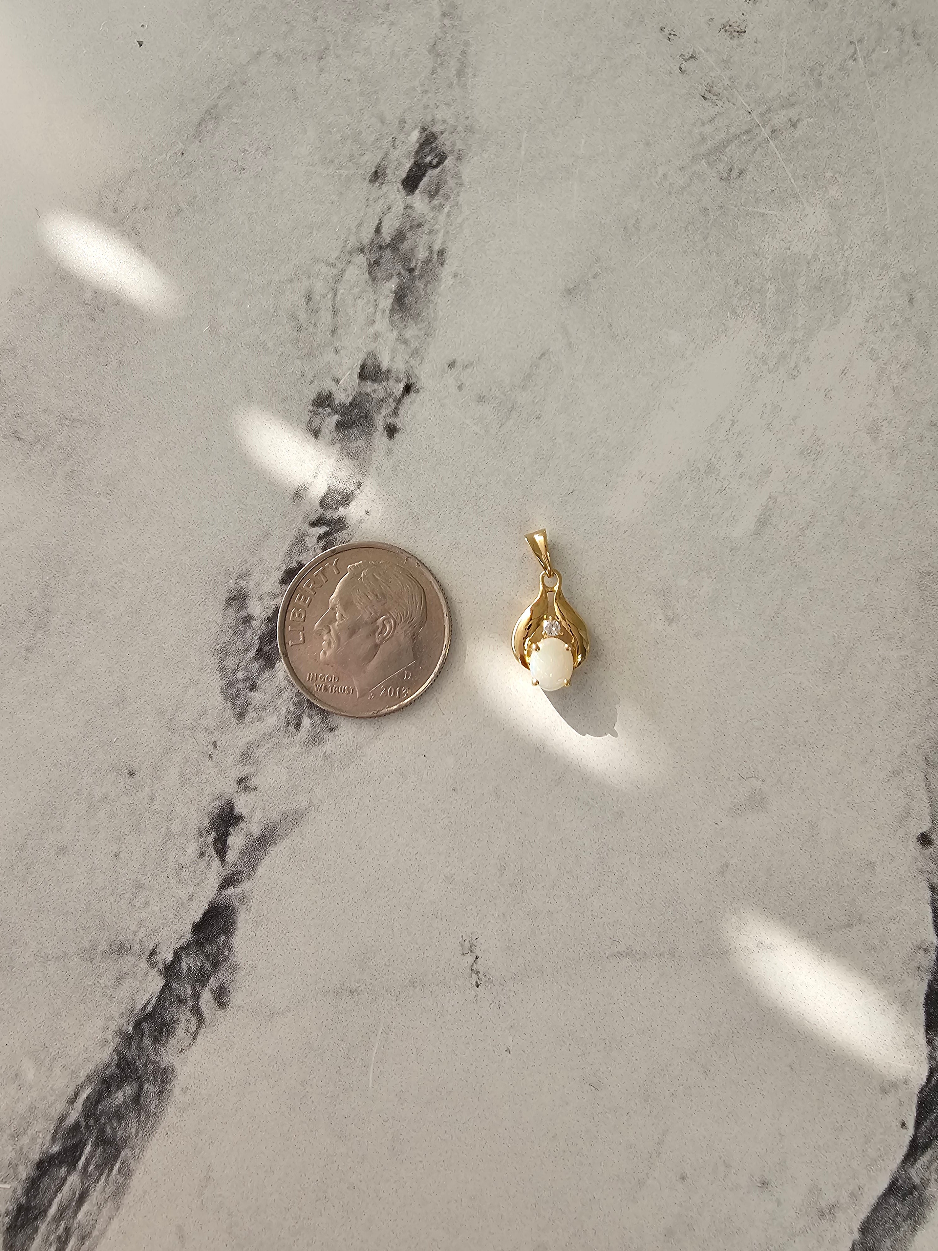 Collar de ópalo ovalado con detalles de diamantes en oro amarillo de 14 k