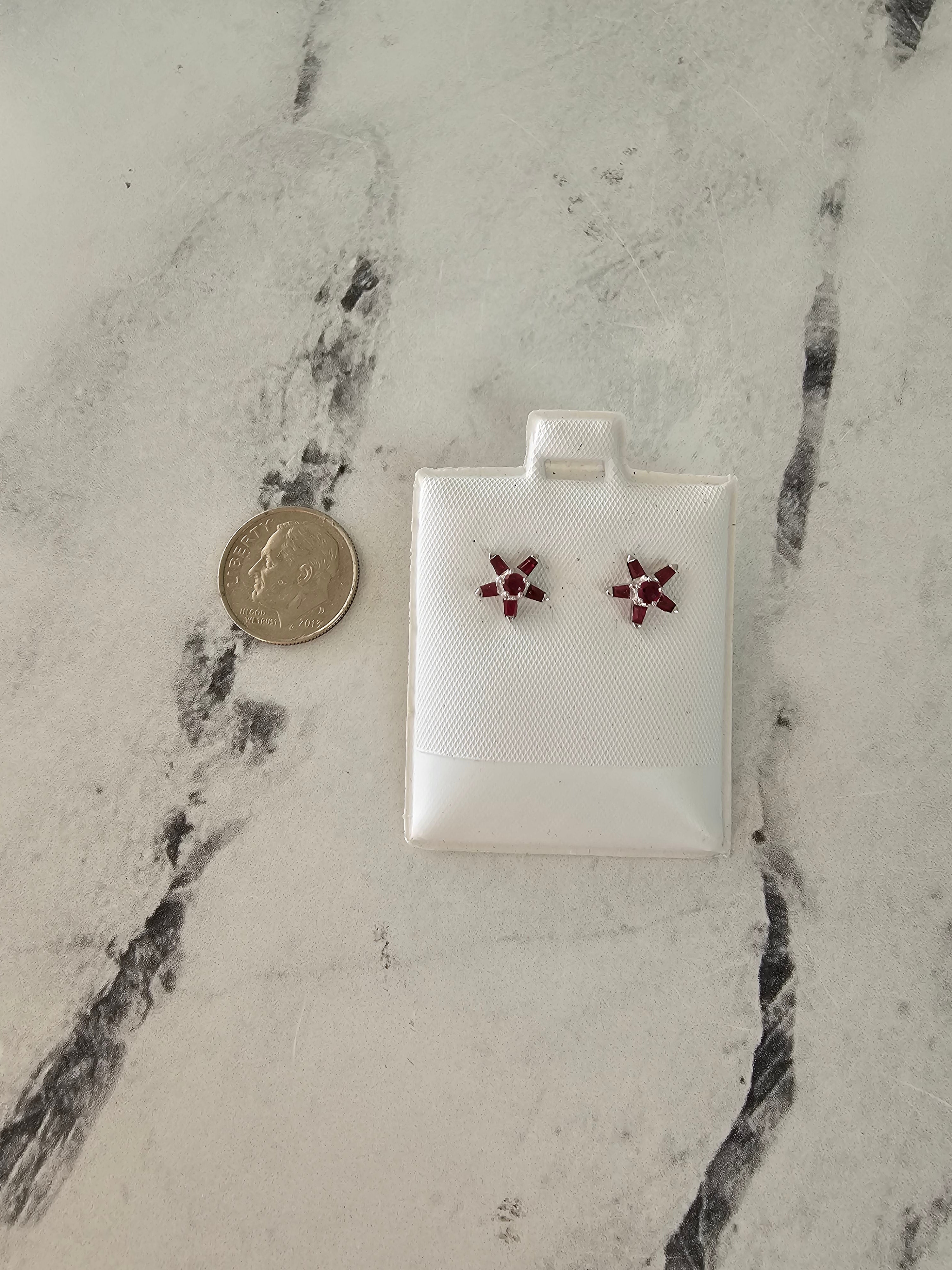 Pendientes con forma de estrella y rubí en forma de baguette en oro blanco de 14 k