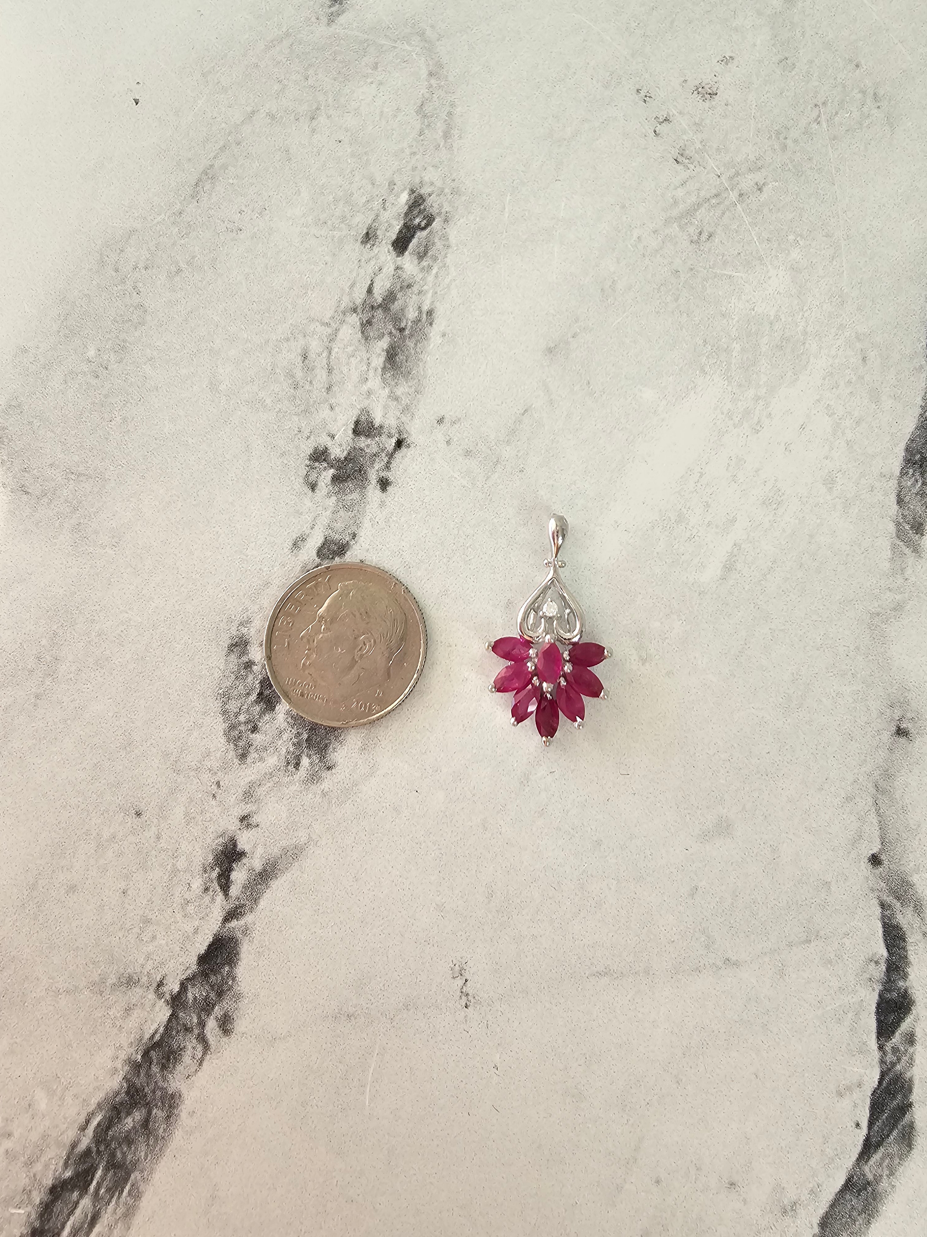 Collar de rubíes en forma de libélula con detalle de diamantes