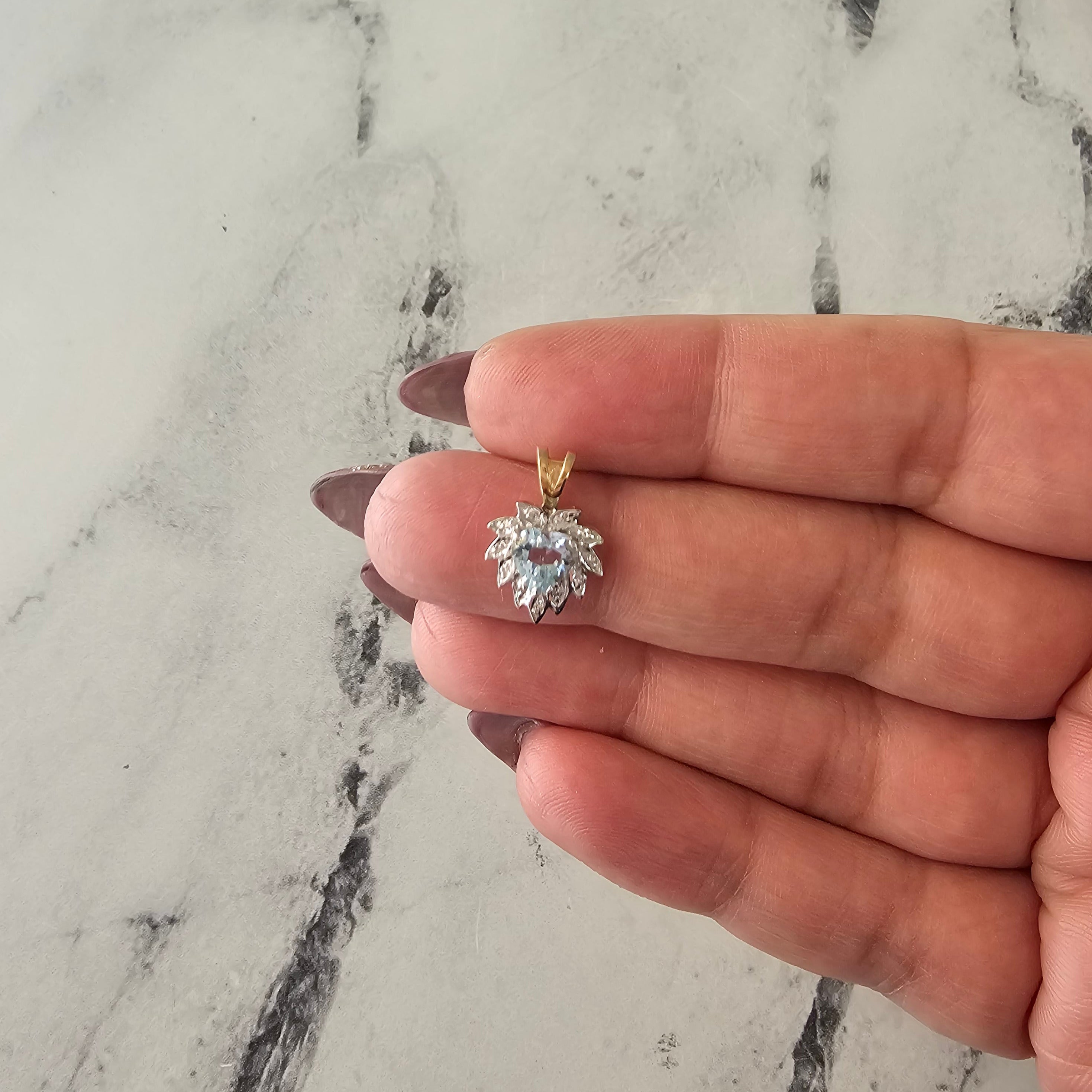Collar de aguamarina en forma de corazón con halo de diamantes pavé